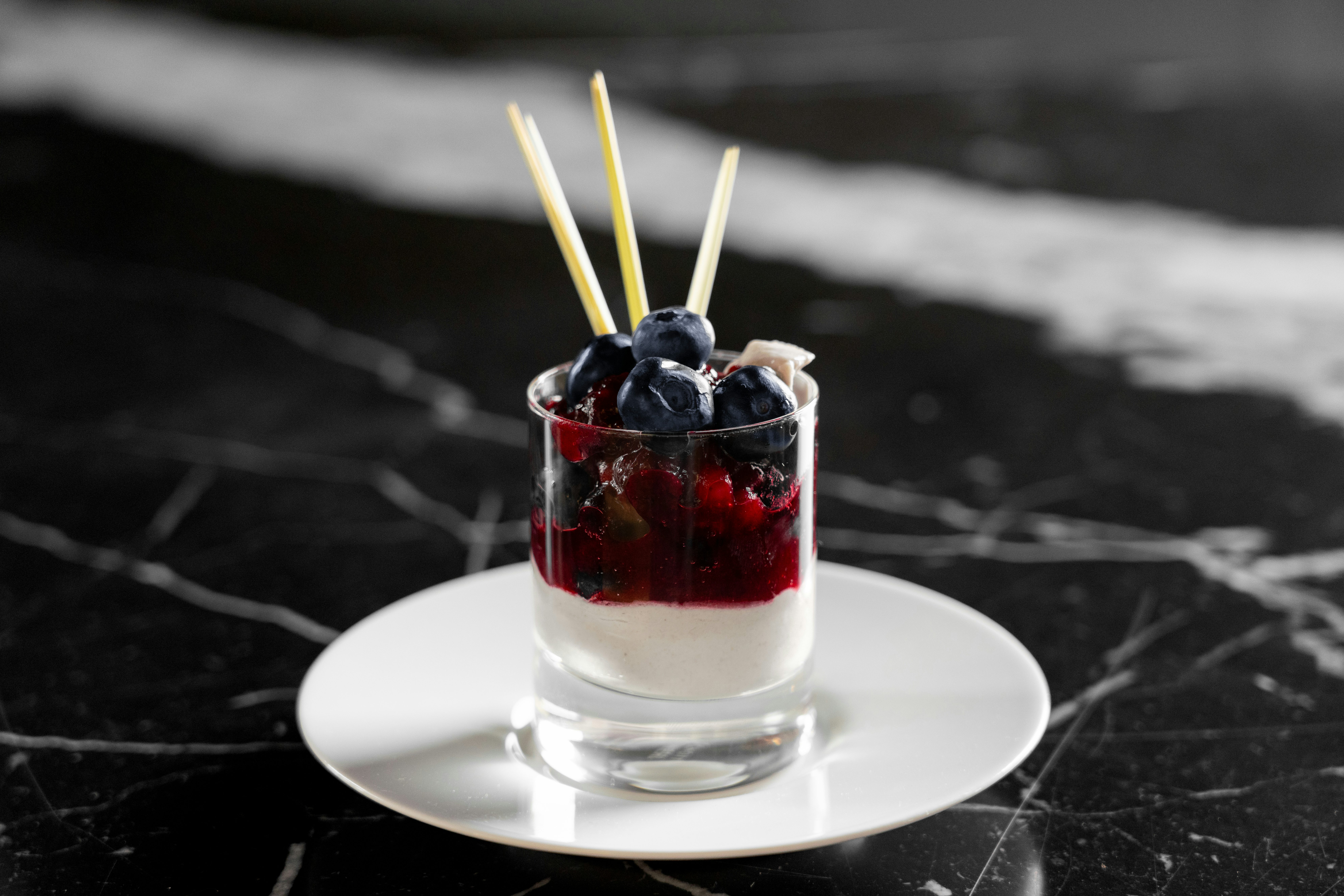 Beerencocktail mit Kokosschaum