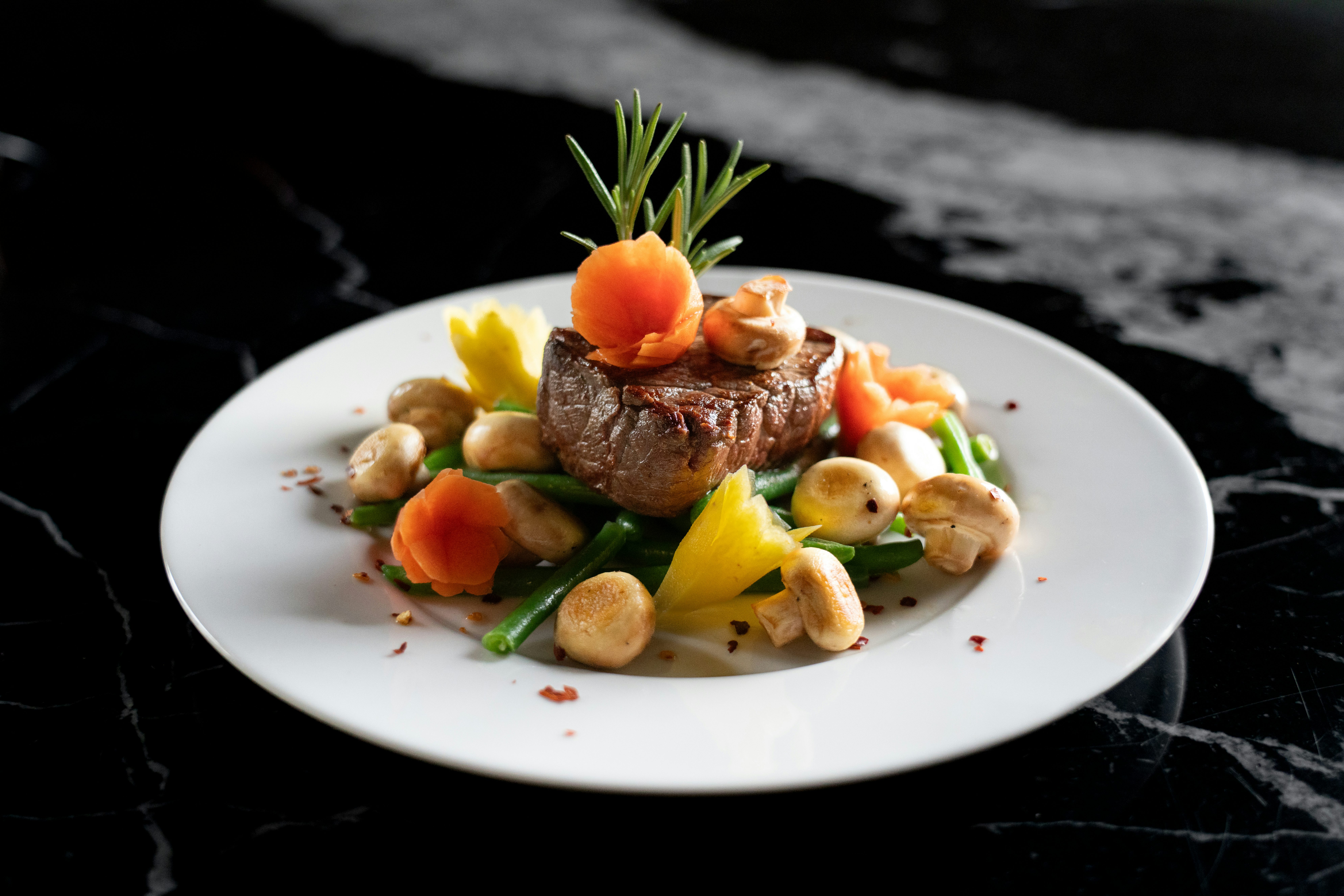 Rinderhüftsteak mit sautierten Champignons und grünen Bohnen