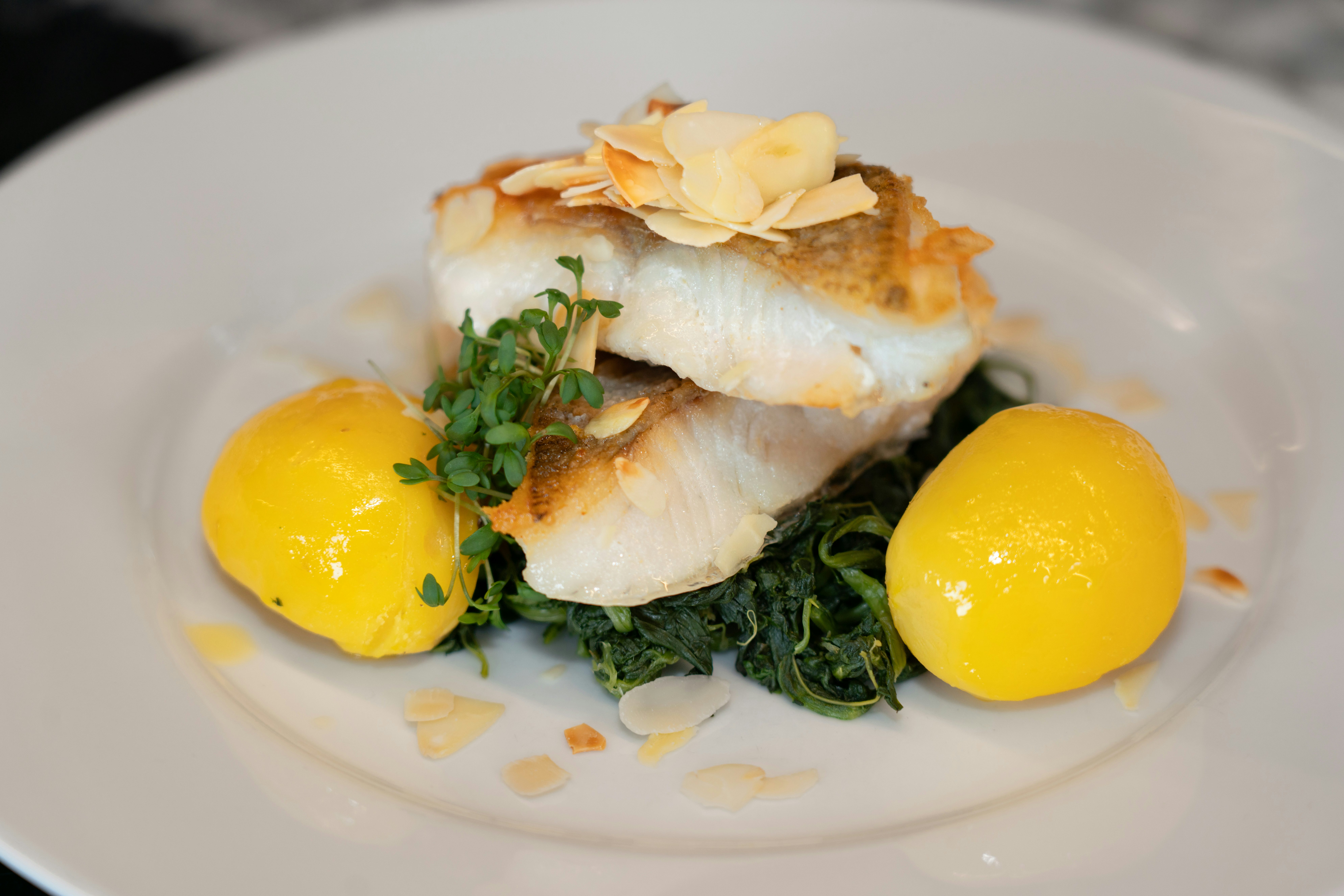 Zanderfilet mit Petersilienkartoffeln, Blattspinat und gerösteten Mandeln