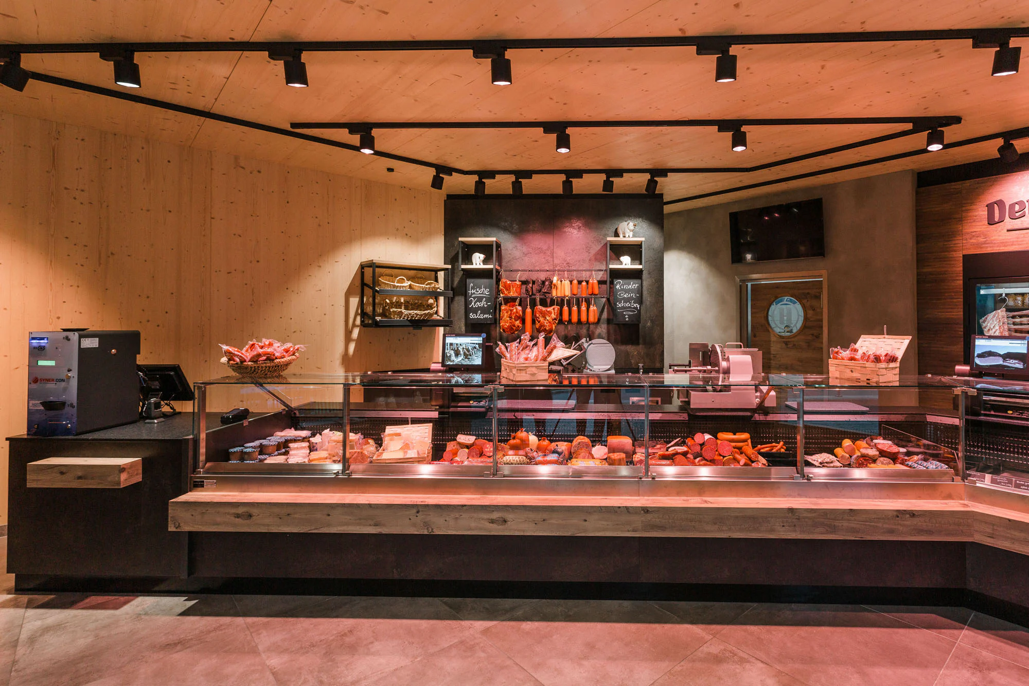 Moderne Fleischtheke mit unterschiedlichen Fleisch- und Wurstspezialitäten