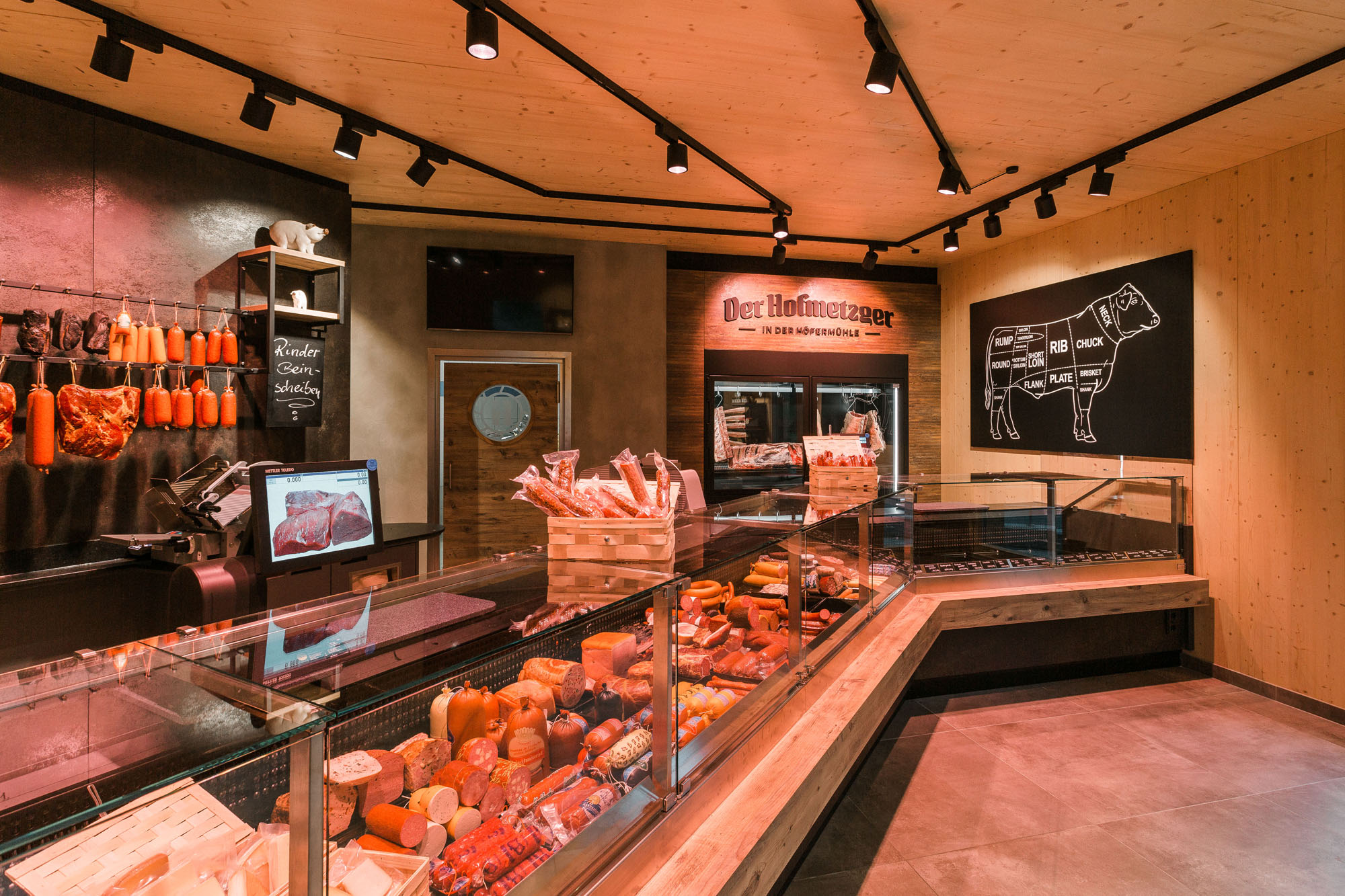 Innenansicht der Theke des Hofladens der Hofmetzgerei in der Höfermühle