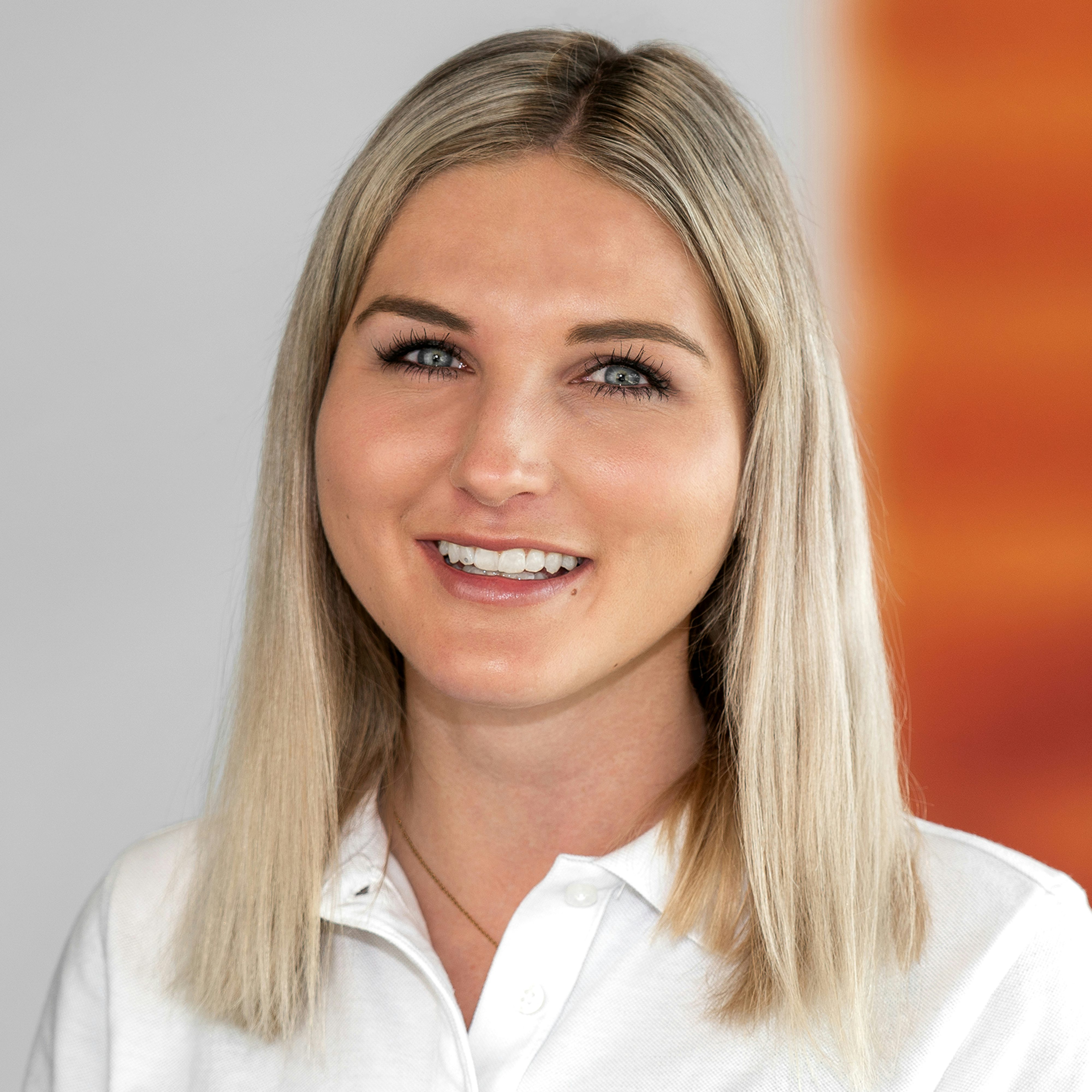 Portrait Nathalie Hirmer, Gruppenleiterin Personalbetreuung, Josef Rädlinger Bauunternehmen GmbH