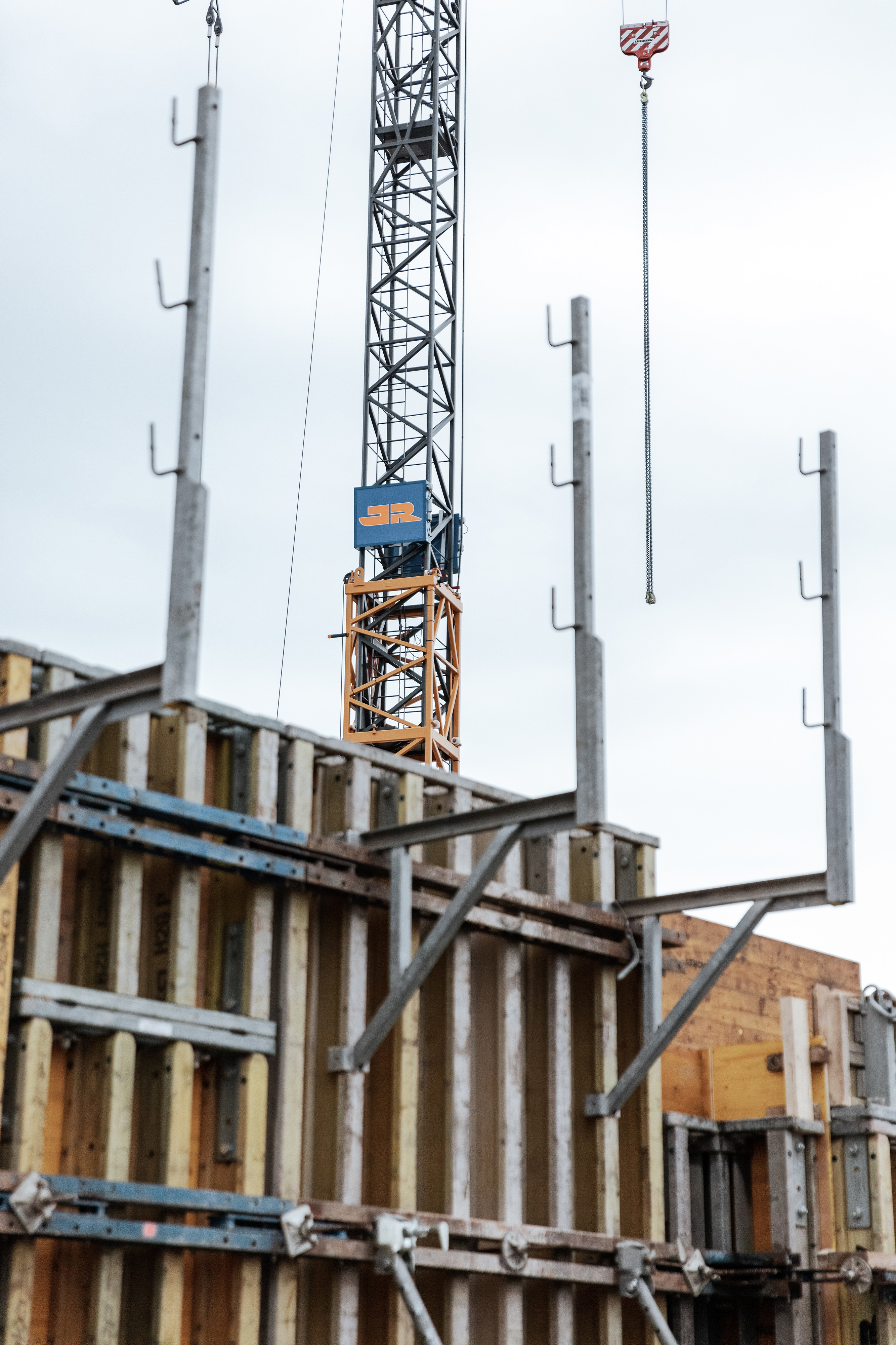 Detailfoto eines Krans mit Rädlinger Logo