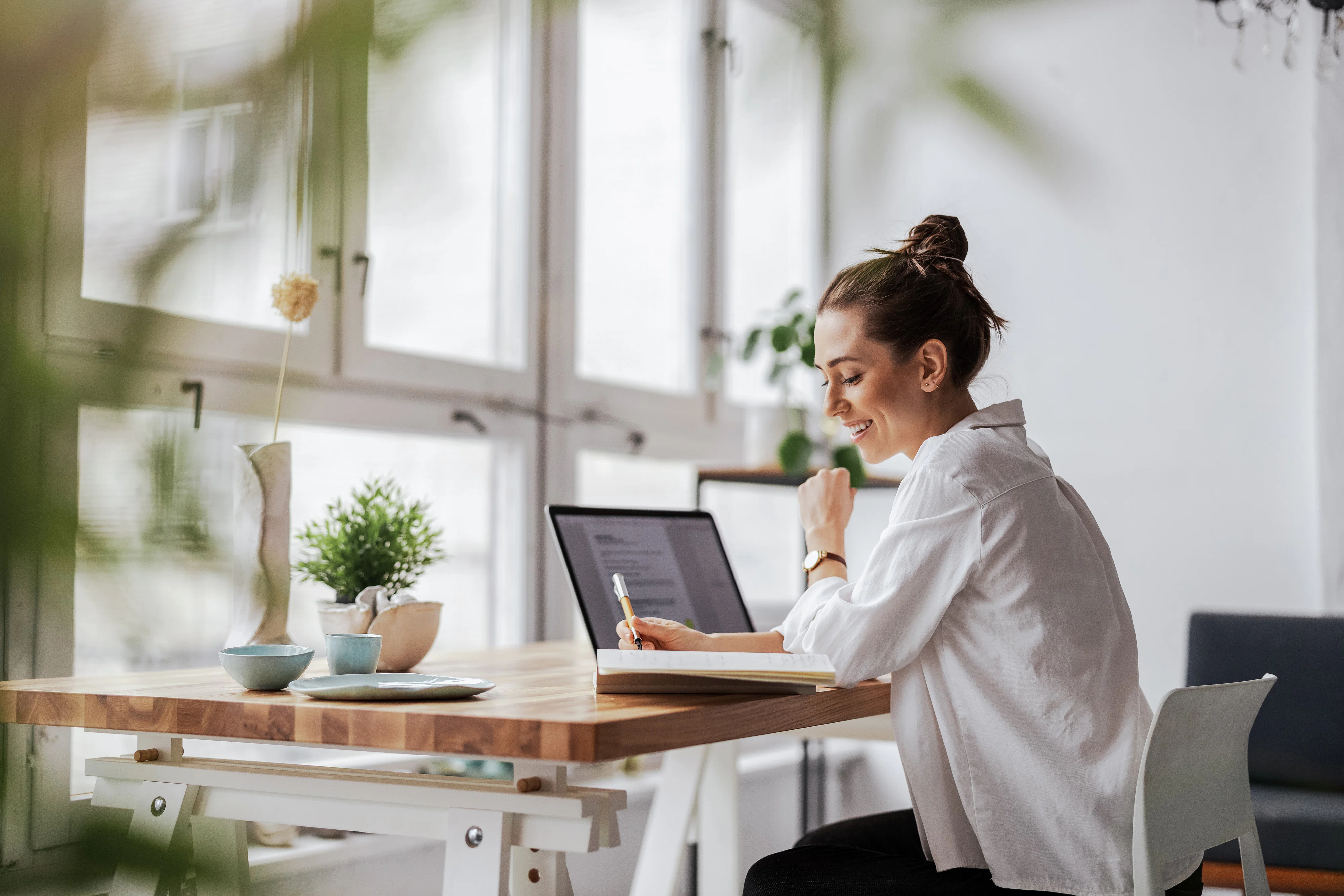 Homeoffice-Möglichkeit bei Rädlinger, Mitarbeiterin am Schreibtisch im Home Office