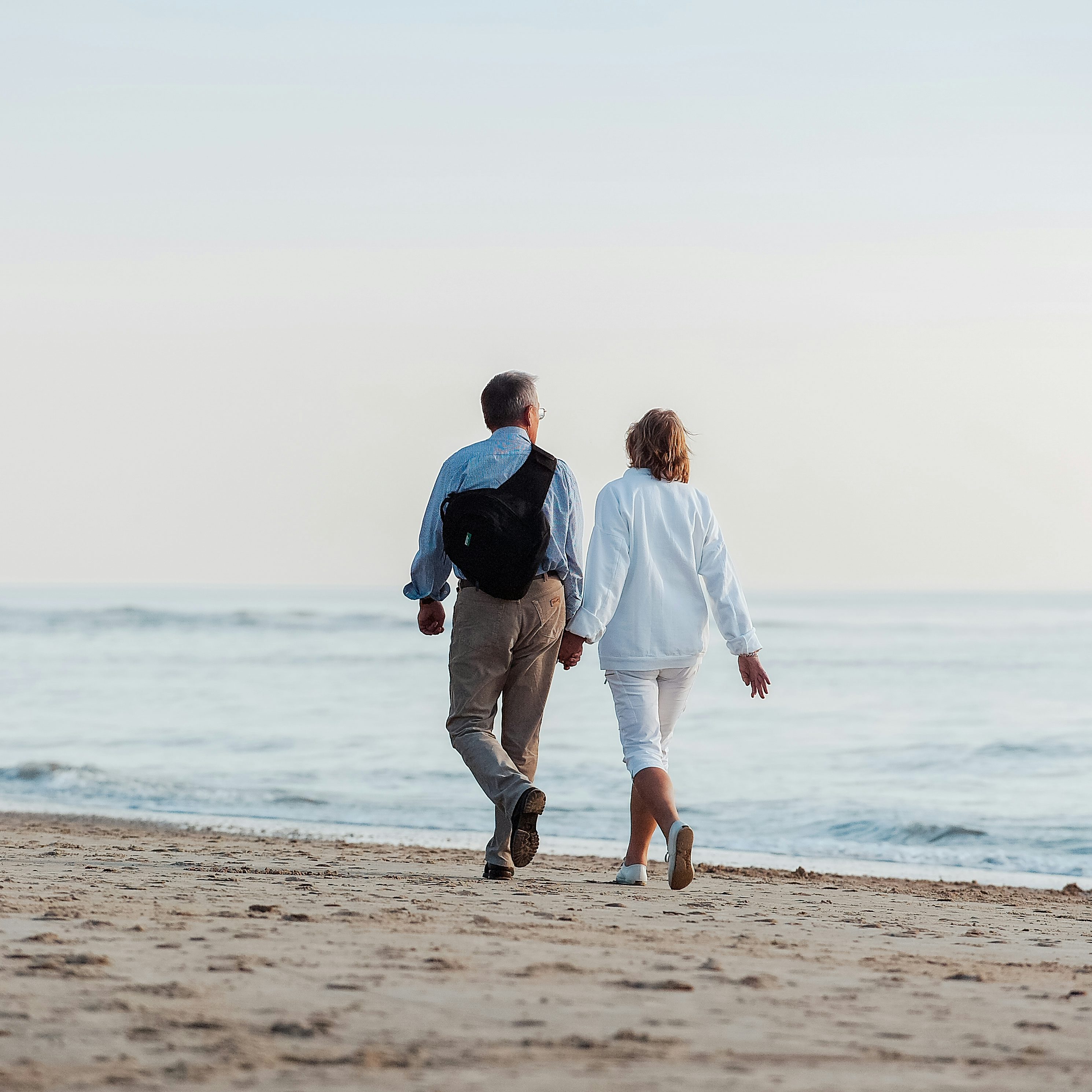Betriebliche Altersvorsorge bei Rädlinger, Paar geht am Strand spazieren