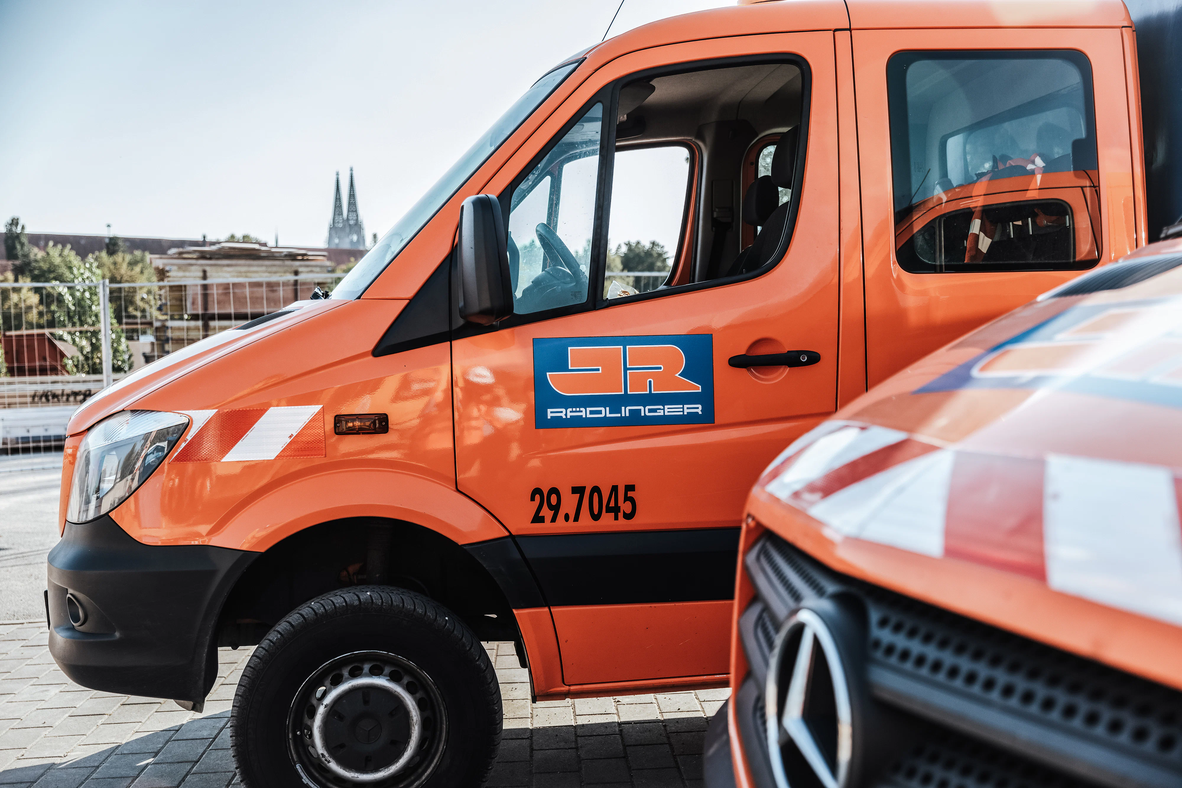 Oranger Rädlinger Firmenbus von der Seite fotografiert