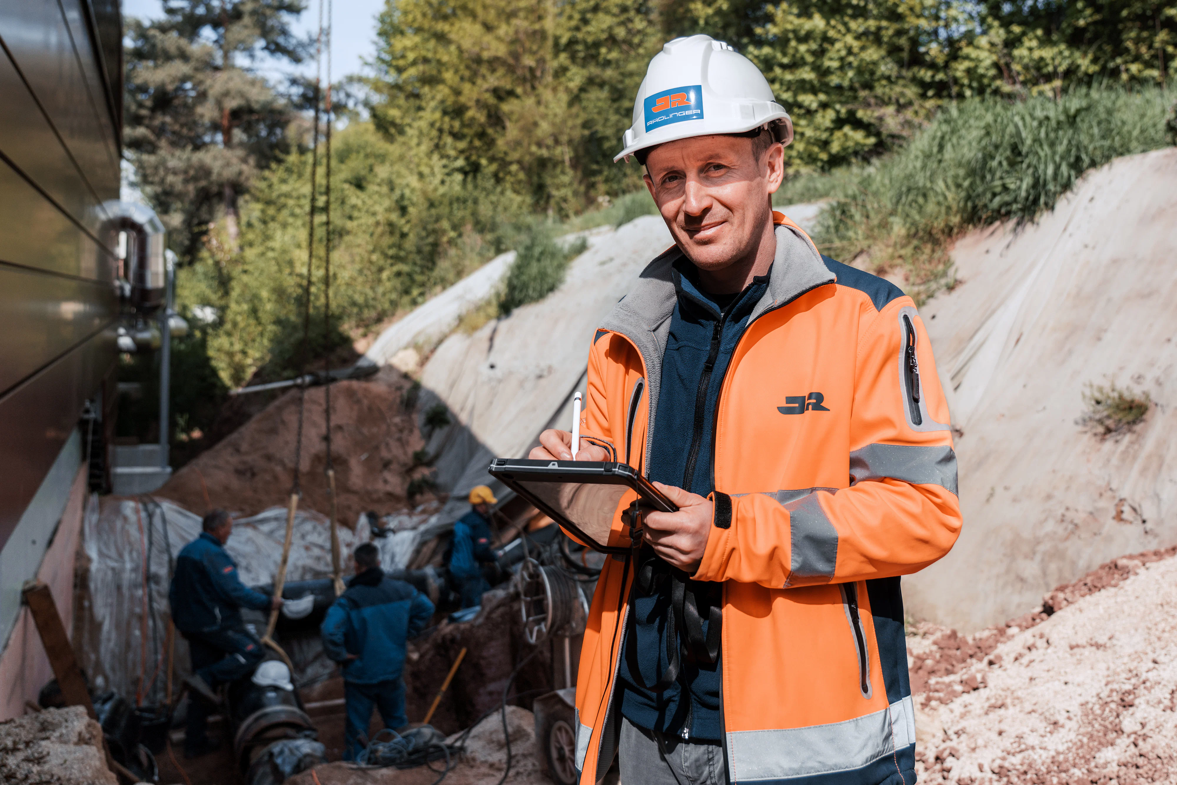Rädlinger Mitarbeiter auf der Baustelle mit Tablet