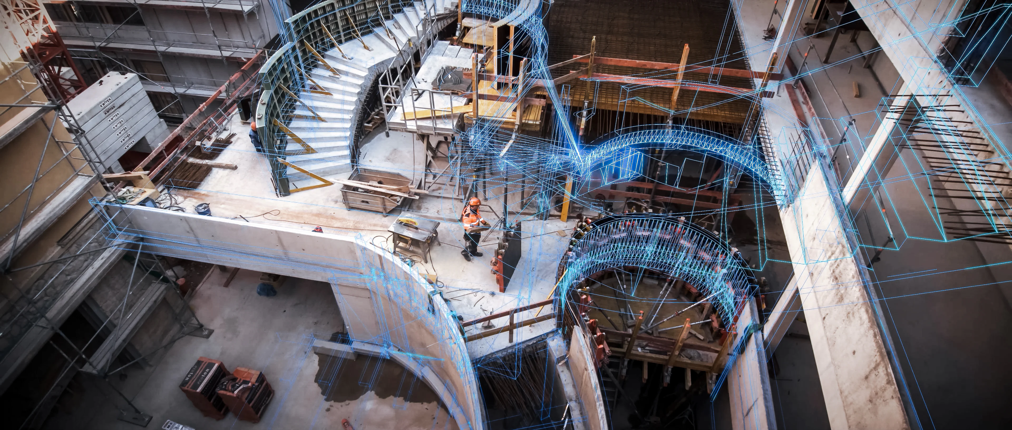 Komplexe Projekte bei Rädlinger: Bau einer freitragenden Treppe in der Marienrealschule in Cham, Aufnahme der Baustelle von oben