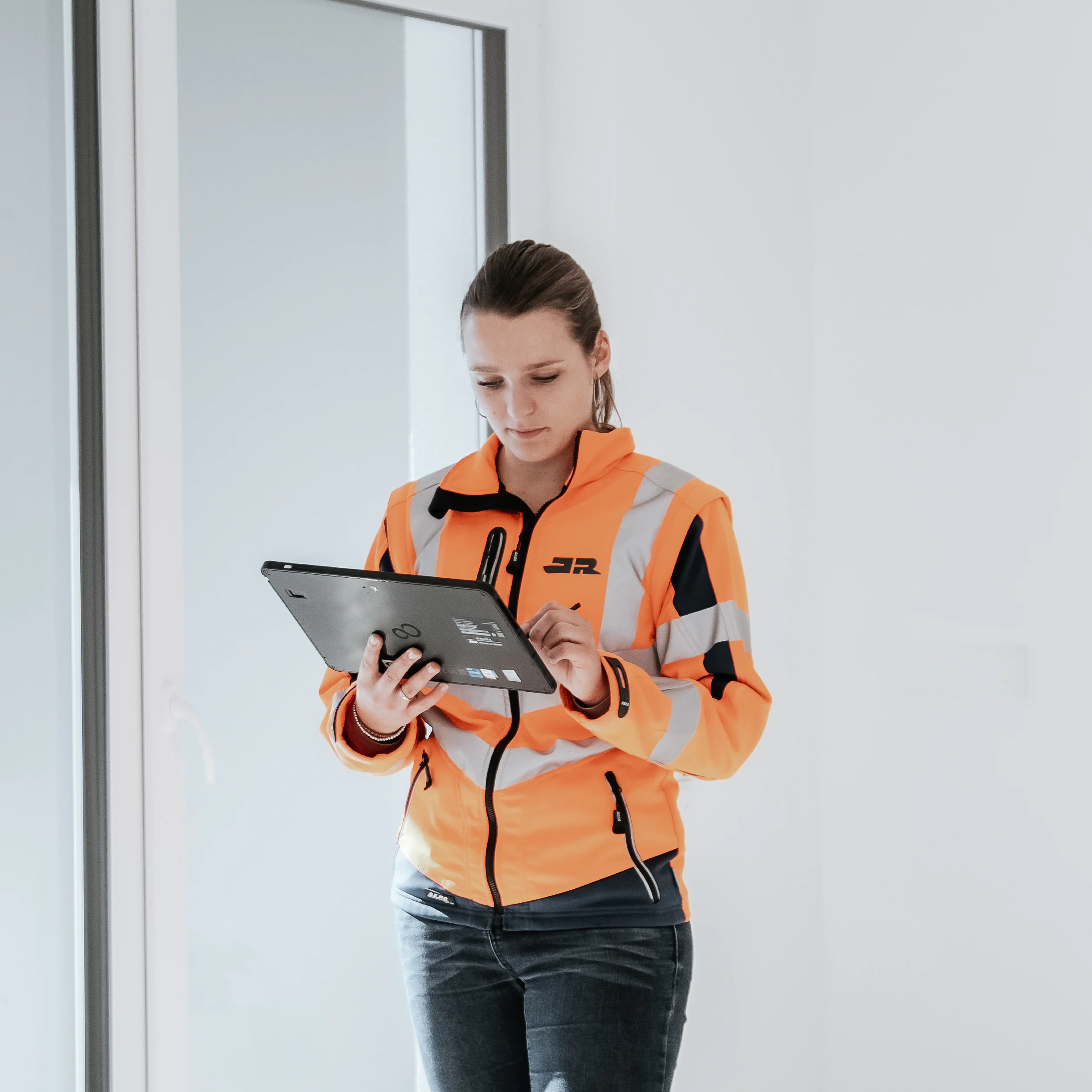 Rädlinger Bauleiterin bei einer Projektabnahme mit Tablet
