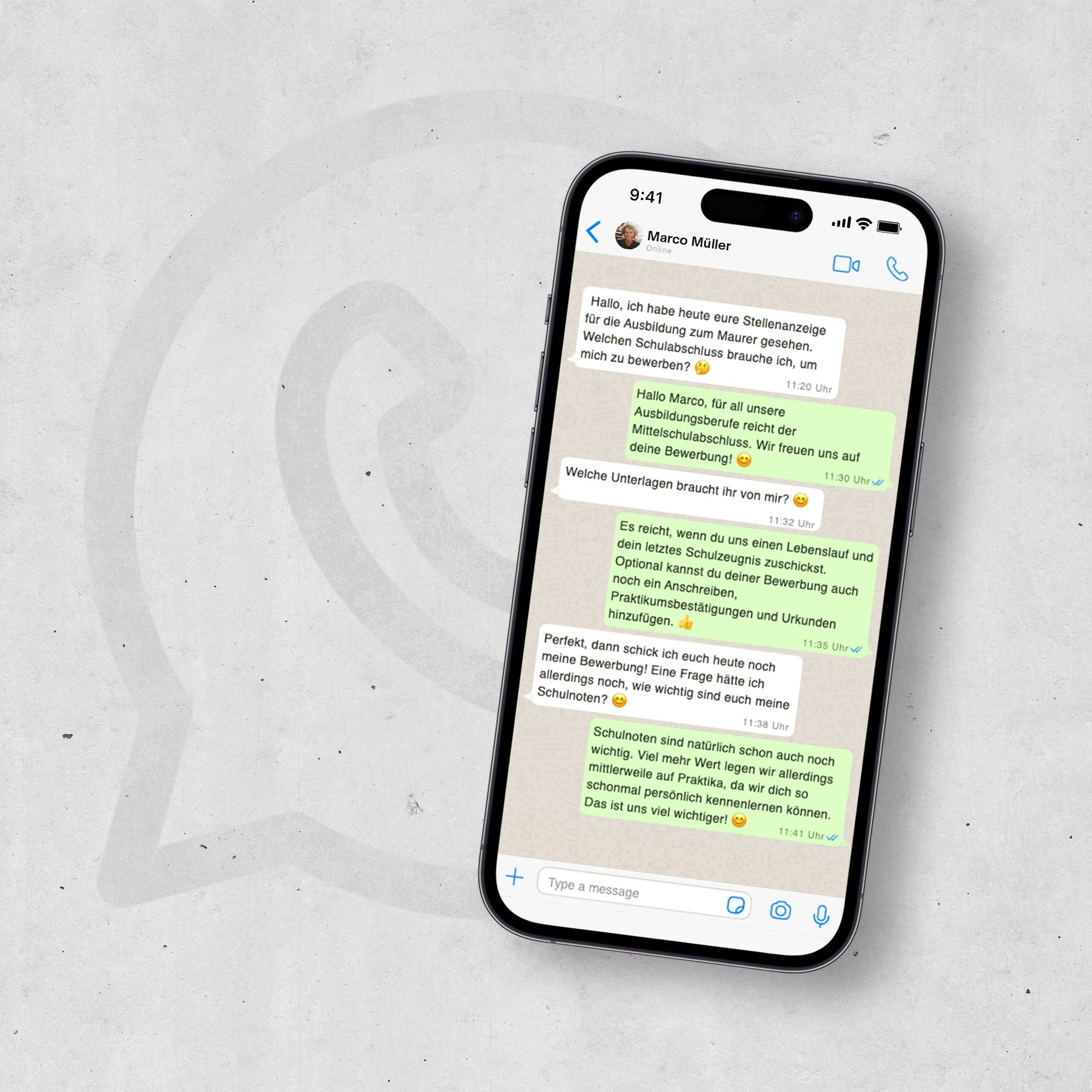 Display eines Handys, auf dem man einen WhatsApp-Chat sieht, in dem ein Personaler von Rädlinger mit einem potentiellen Bewerber zum Thema Karriere bei Rädlinger chattet