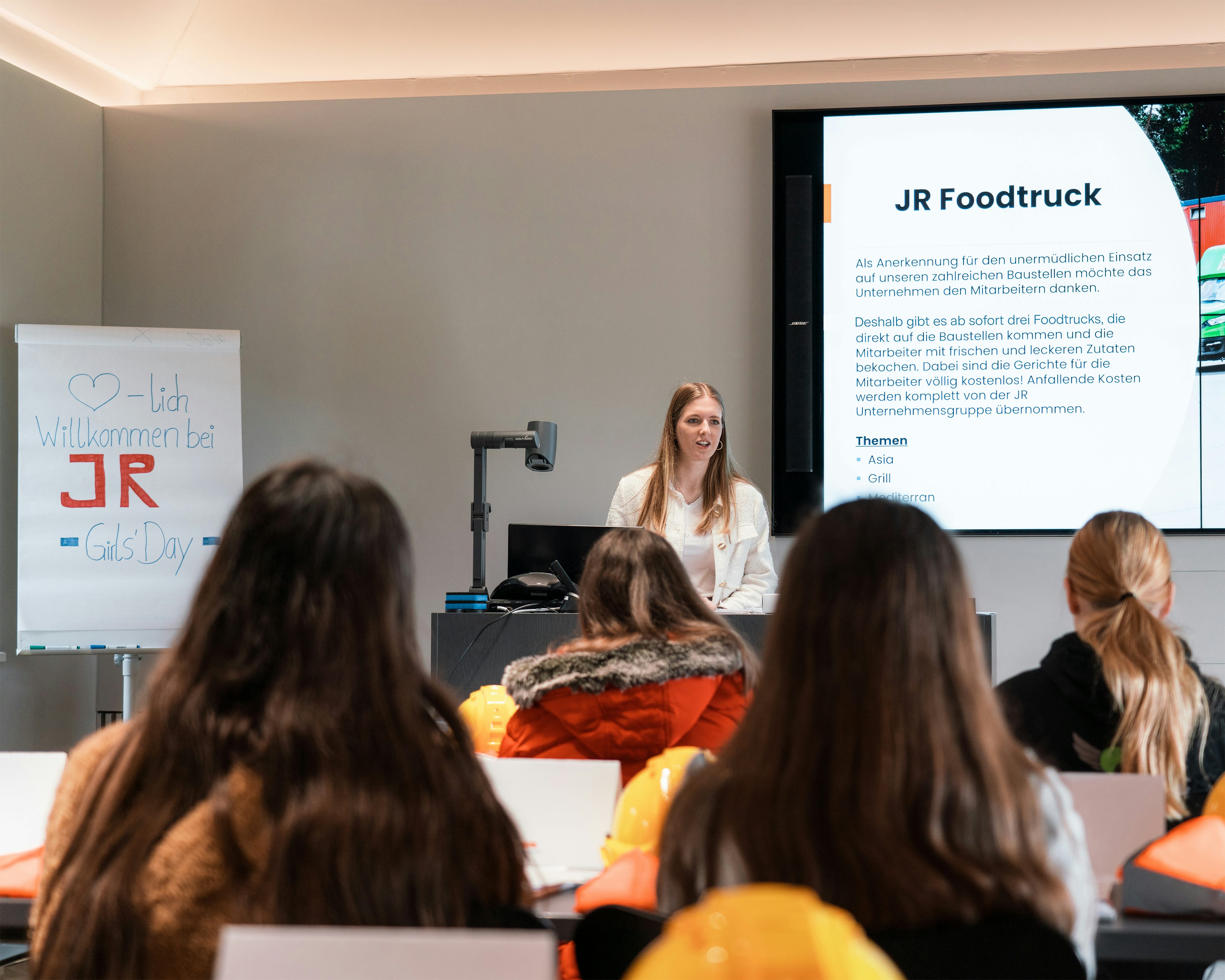 Personalentwicklerin Julia Riederer bei einem Vortrag im Rahmen des Girlsday bei der Josef Rädlinger Unternehmensgruppe