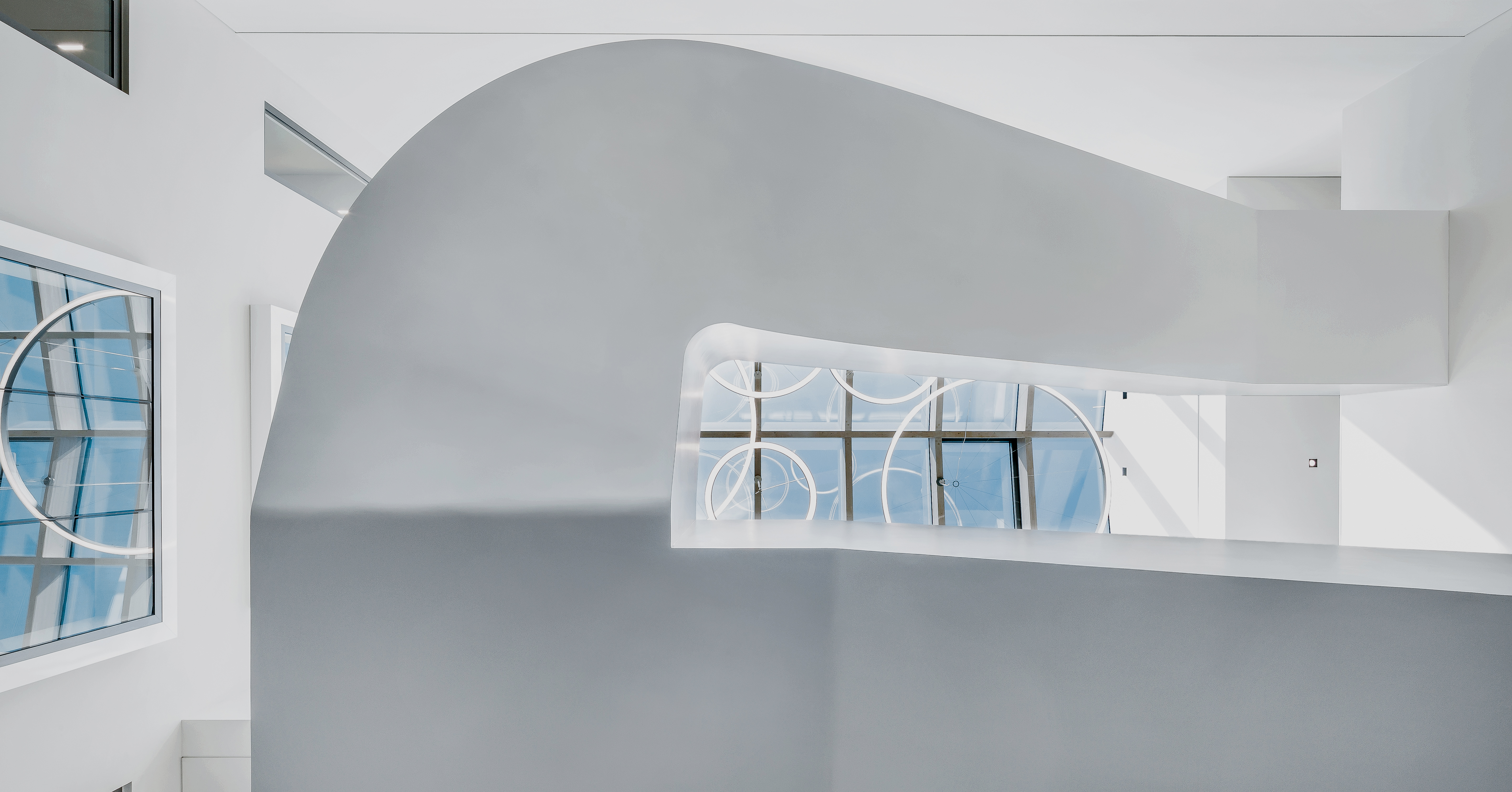 Aufnahme der Treppe in der Rädlinger Hauptverwaltung in Cham in der Untersicht / Froschperspektive