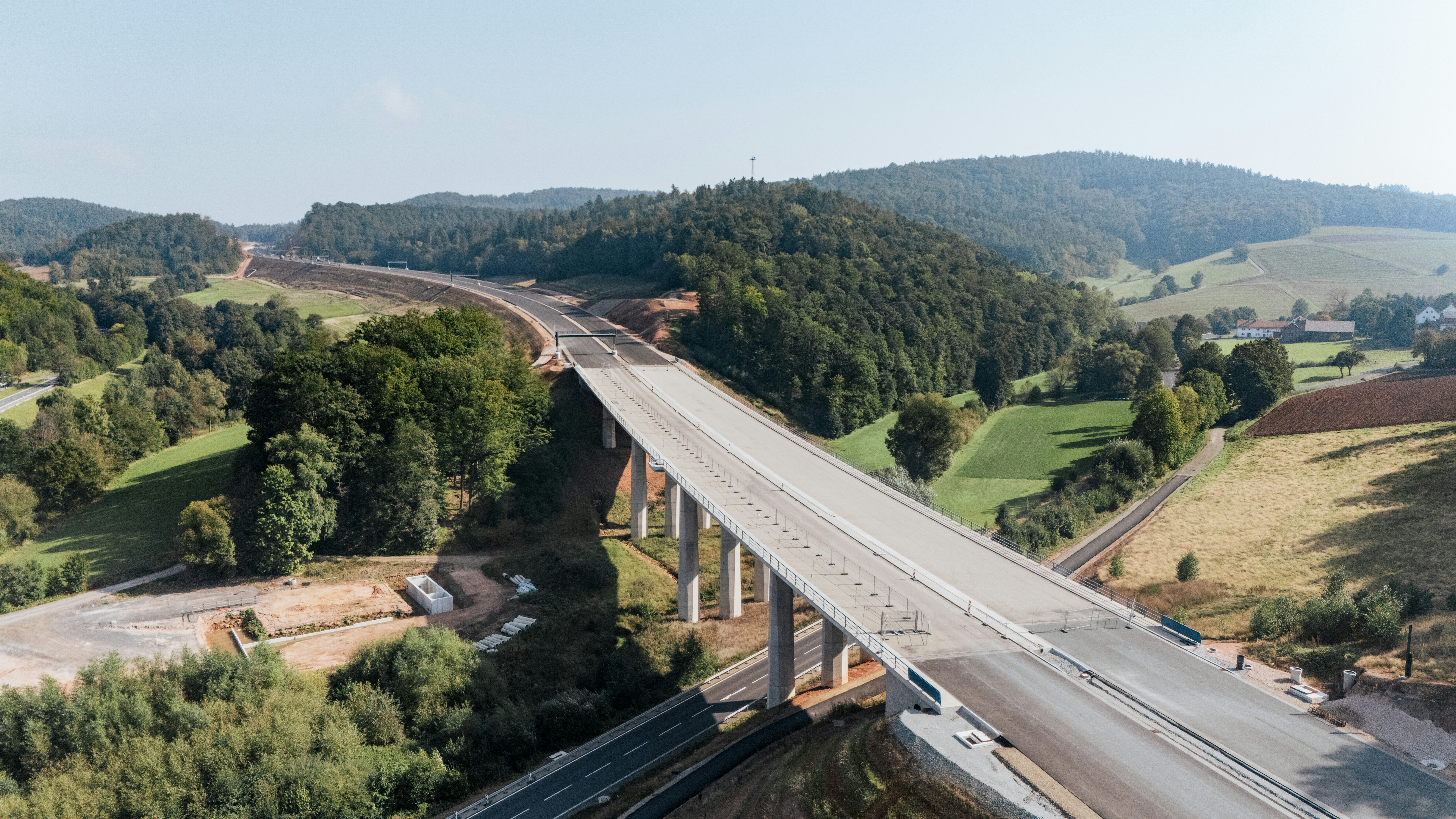 Luftaufnahme einer Autobahnbrücke an der A44 bei Wommen