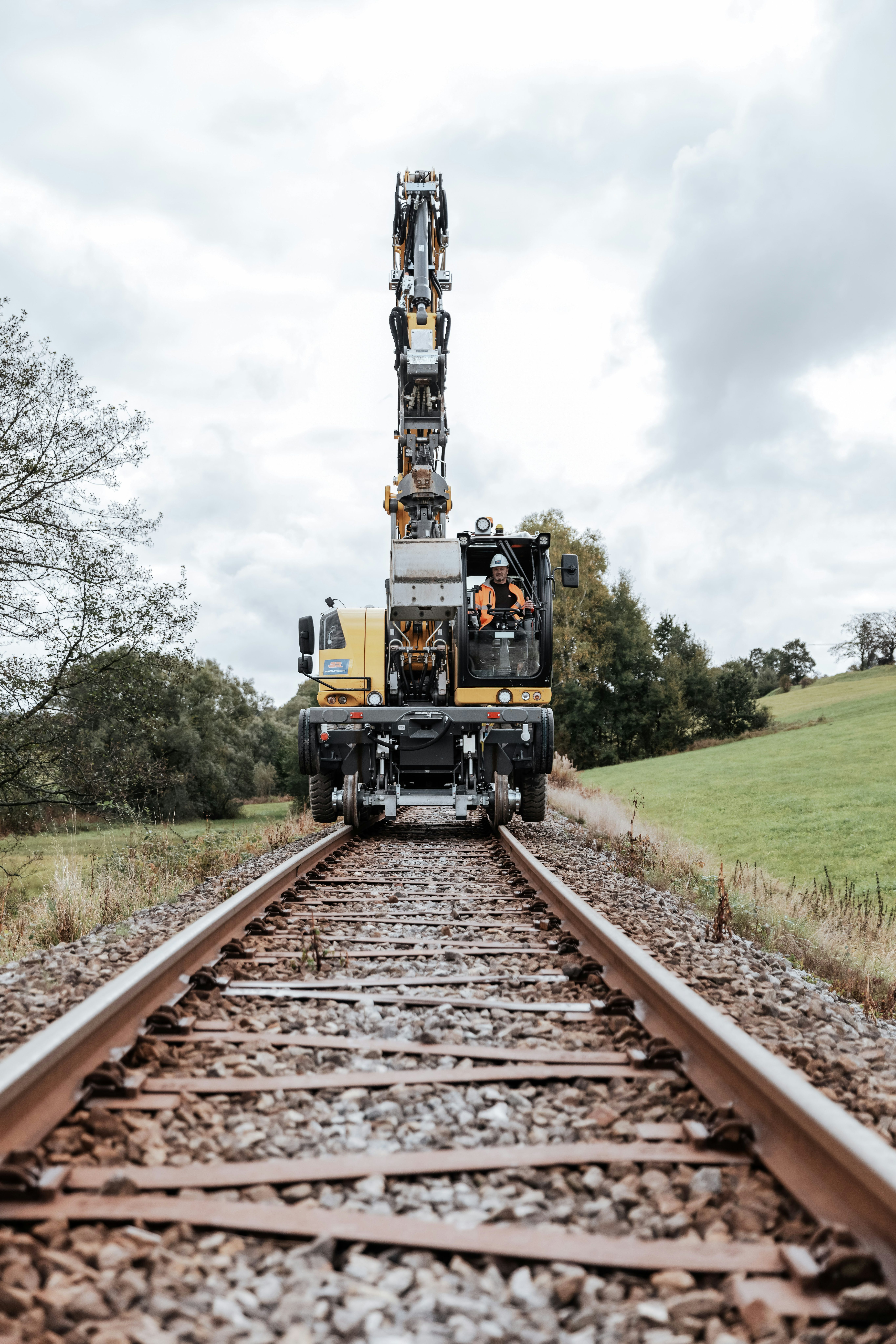Zweiwegebagger auf Schiene