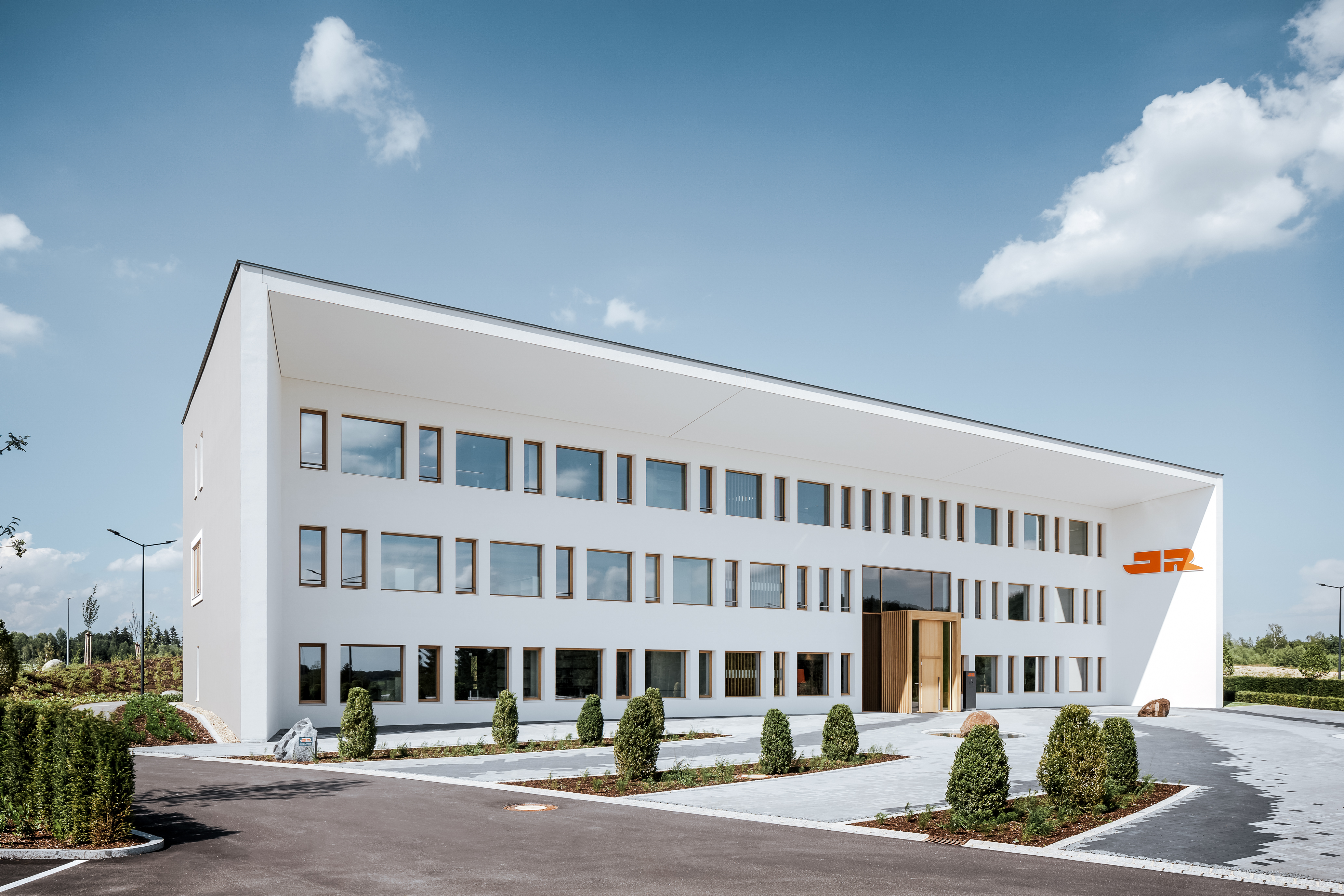 Bürogebäude in Windorf von außen