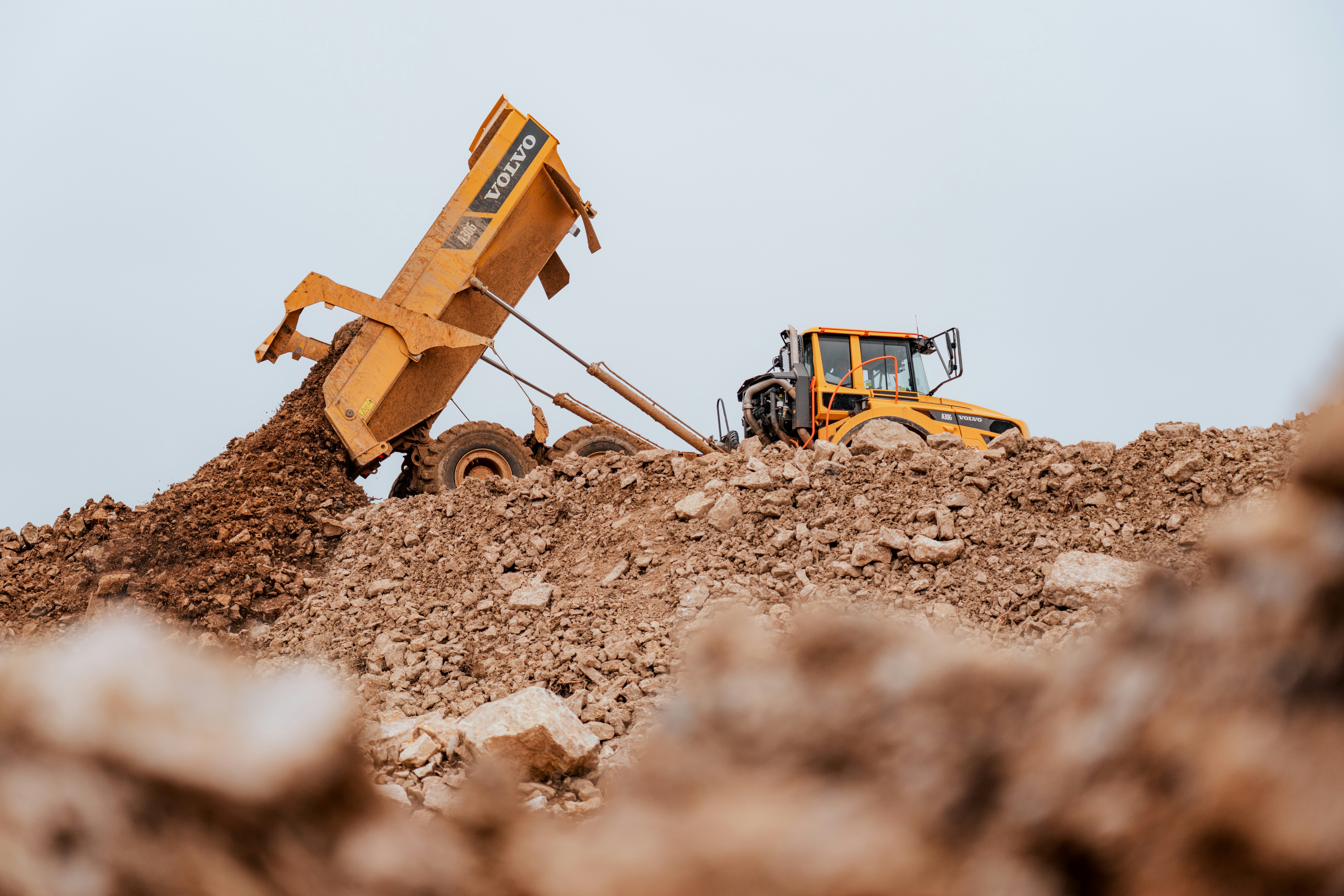 Dumper lädt auf einer Baustelle Erdreich ab