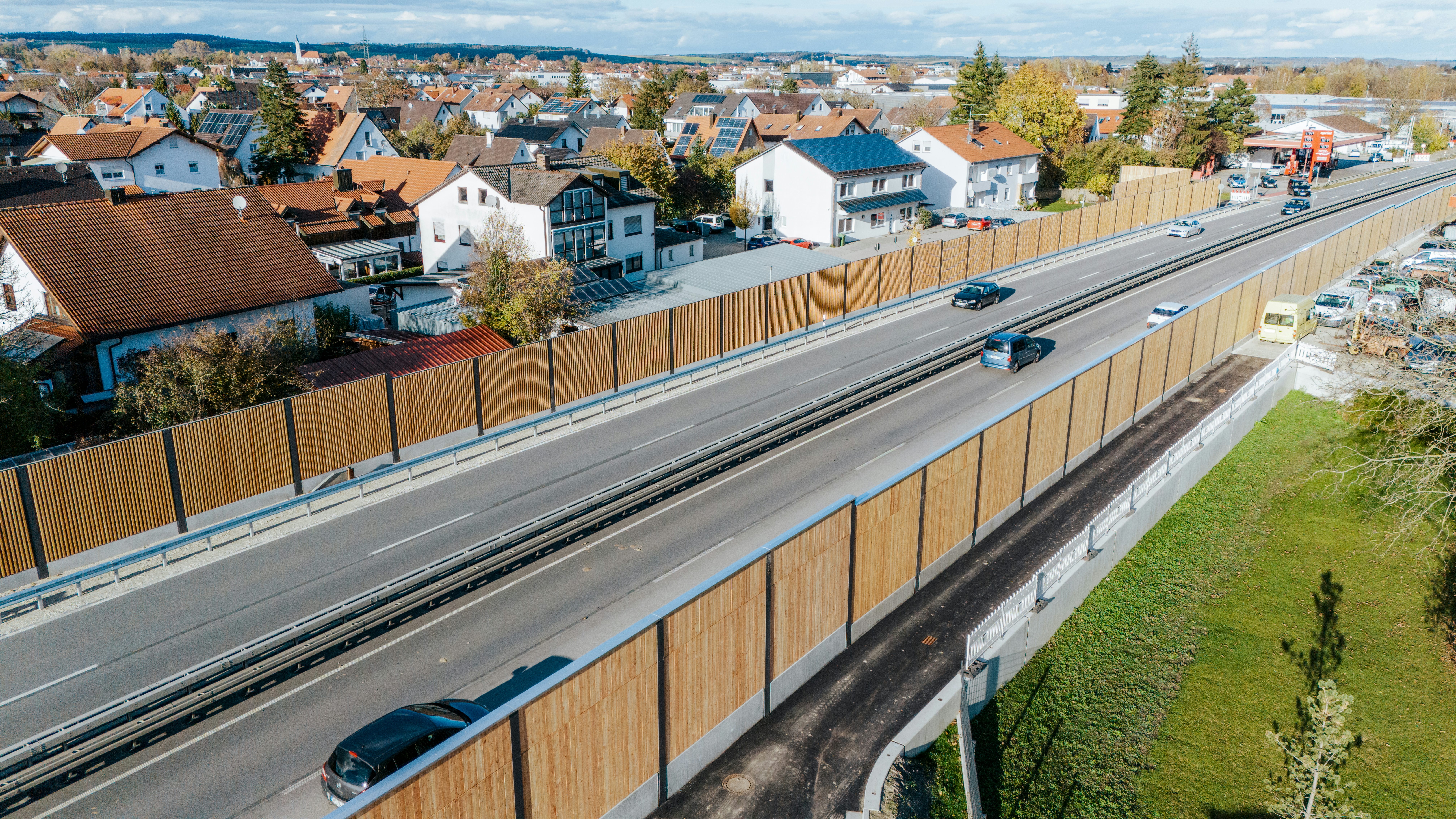 Lärmschutzwand aus Holz entlang einer Autobahn, Luftaufnahme