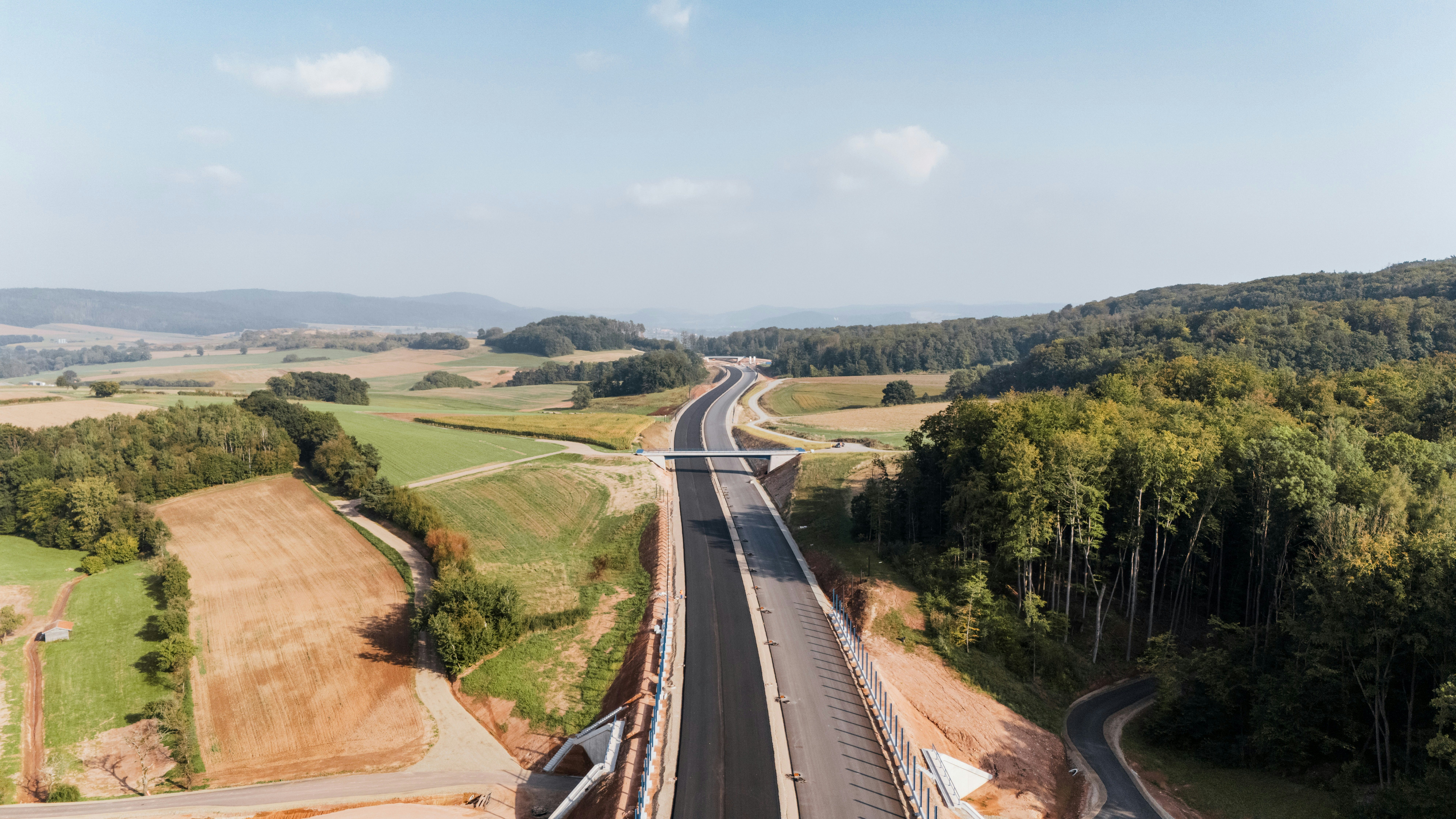 Frisch asphaltierte Fahrbahn einer Autobahn, Luftaufnahme