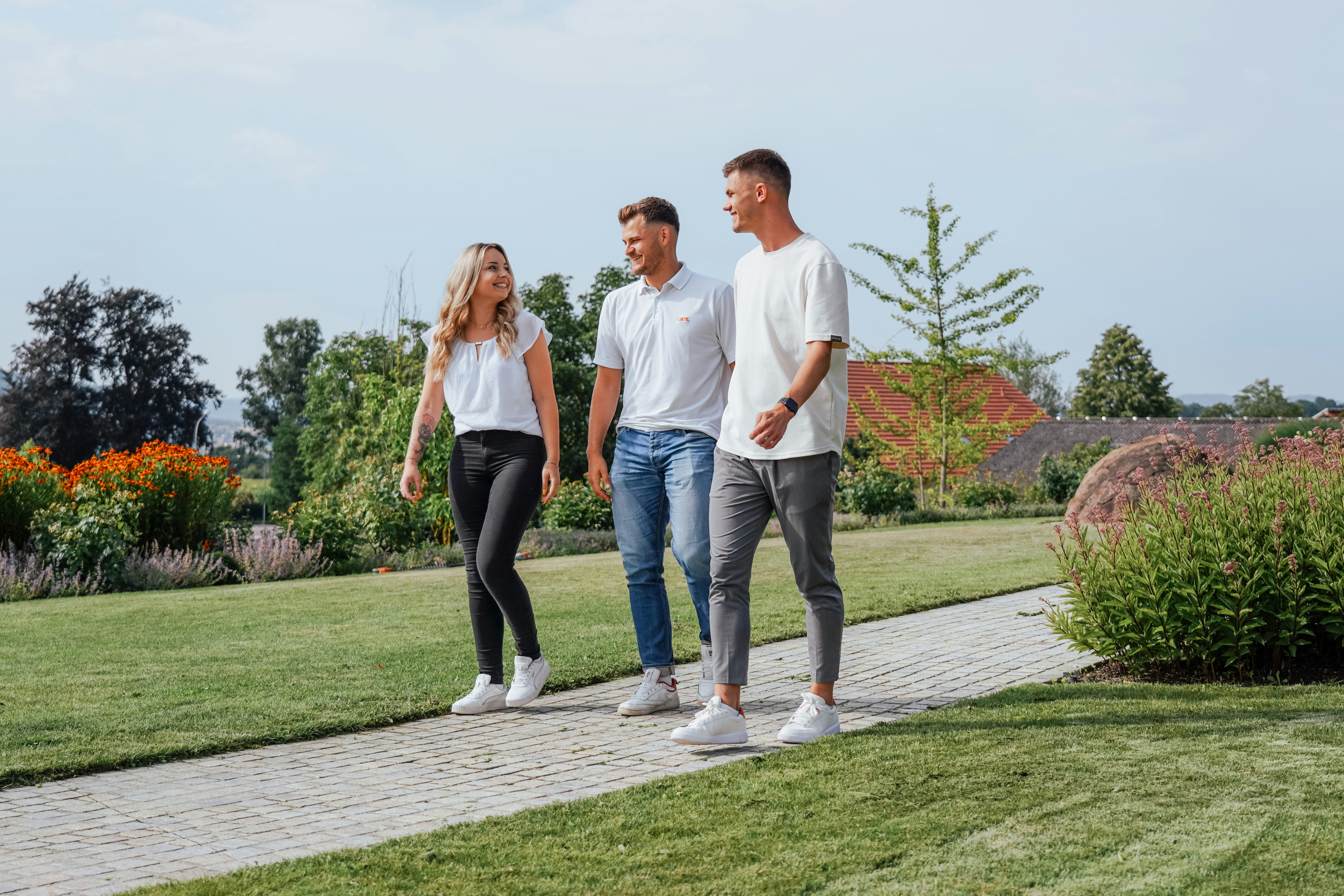 Zwei Mitarbeitende bei Spaziergang durch den Firmengarten am Standort Cham