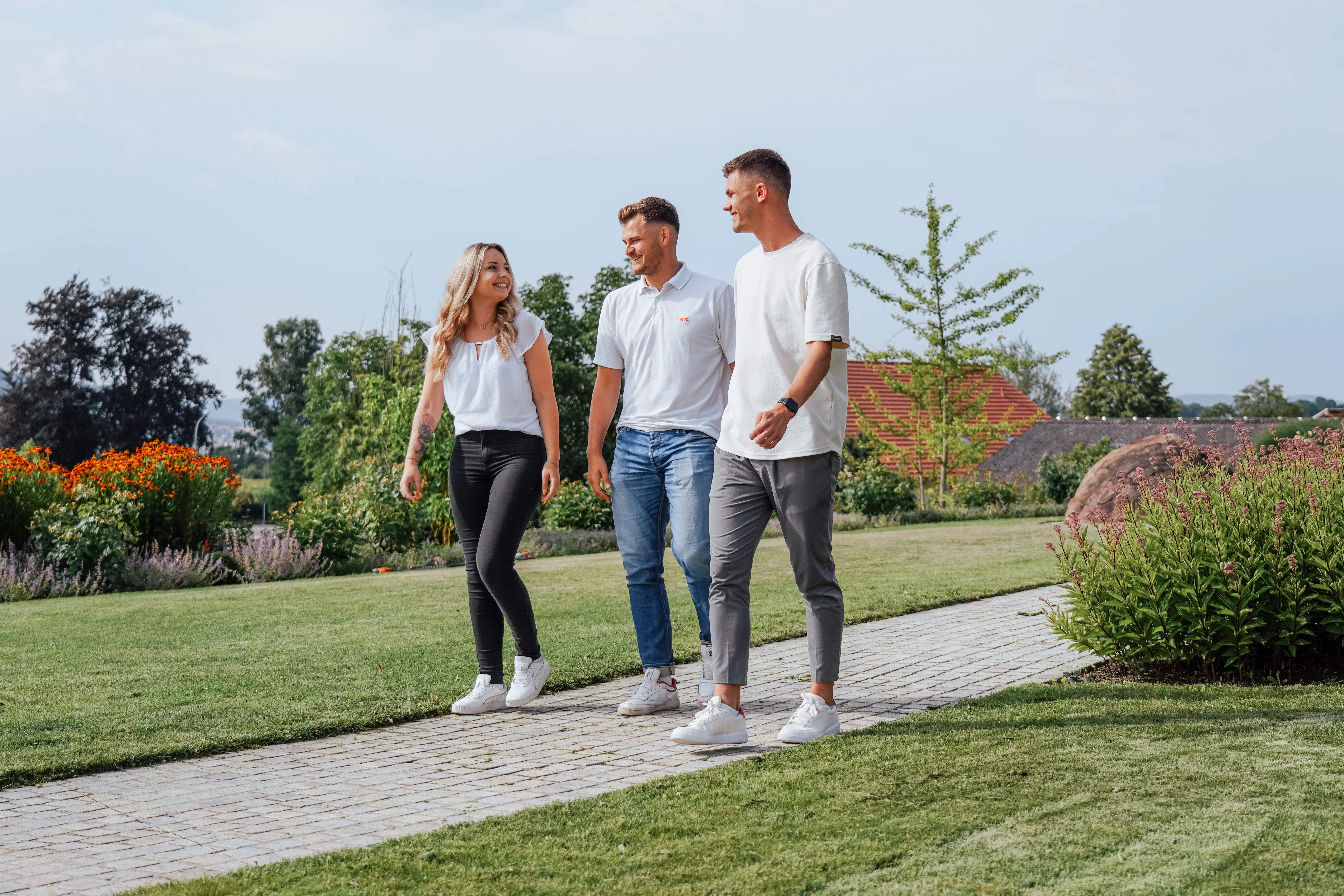 Zwei Mitarbeitende bei Spaziergang durch den Firmengarten am Standort Cham