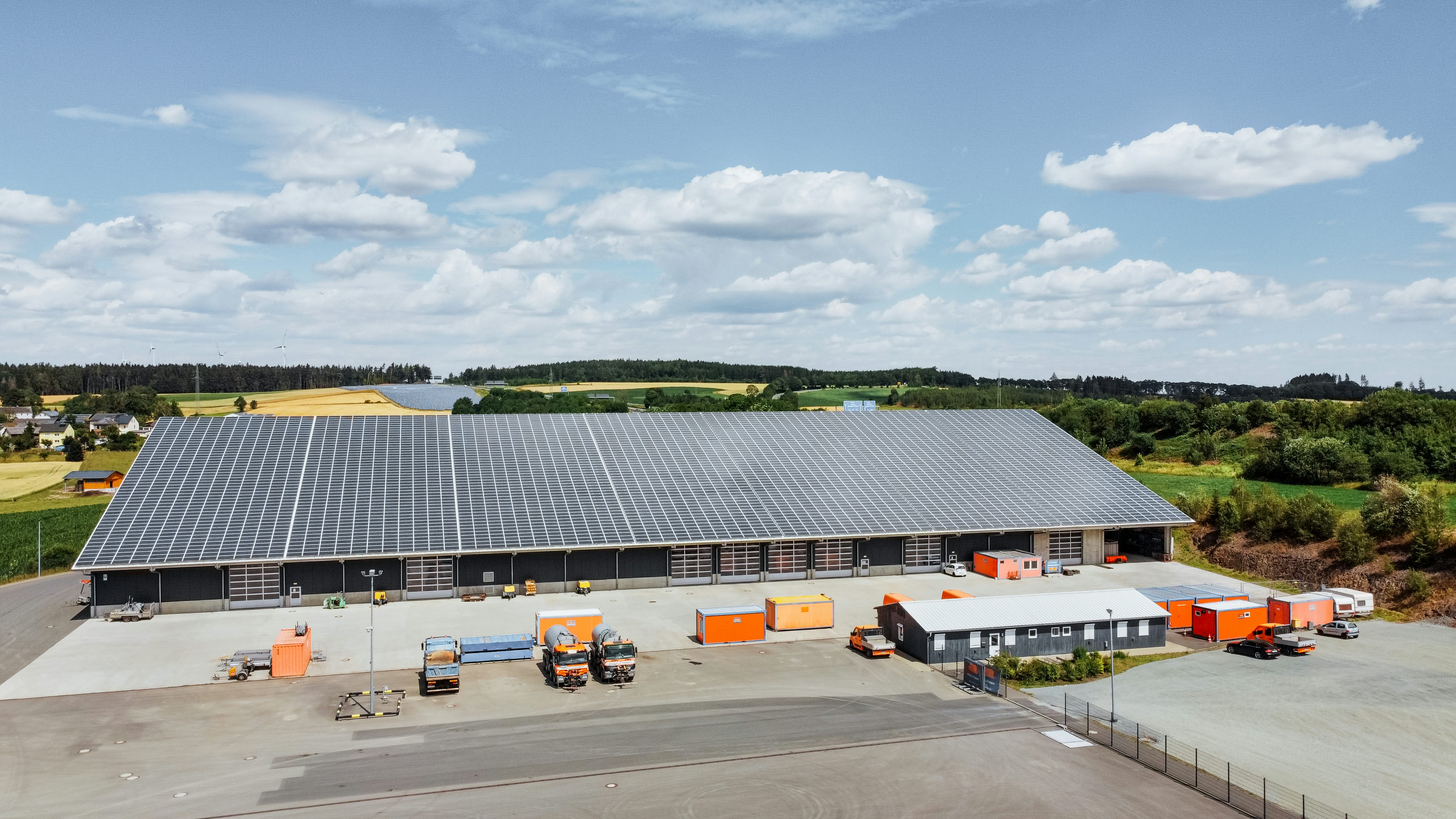 Große Werkstatthalle mit PV-Anlage auf dem kompletten Dach