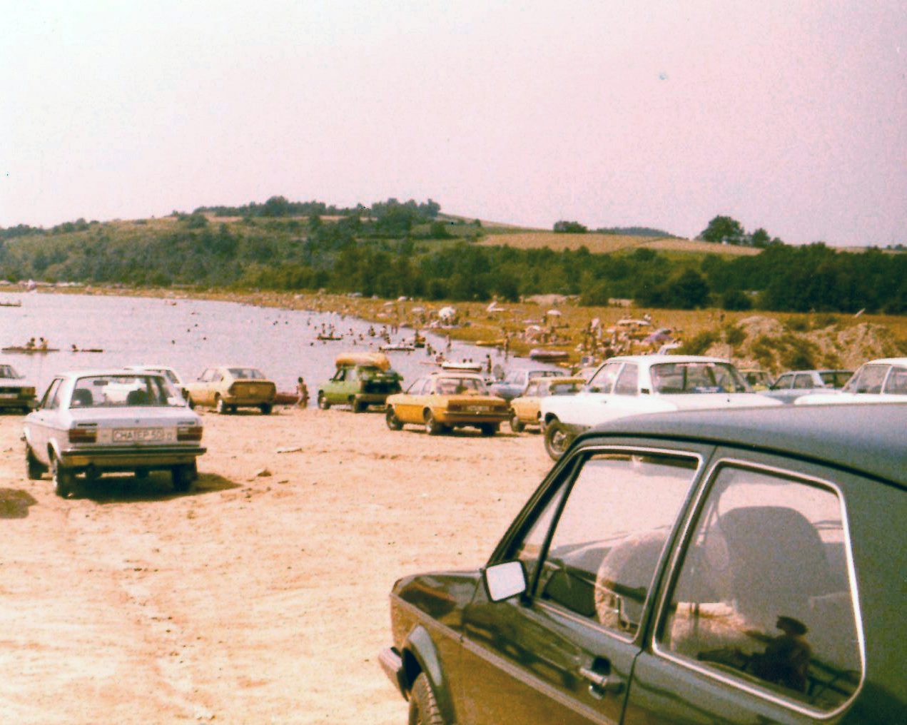 Der Satzdorfer See in den 1970er Jahren, Autos sowie See und Badegäste, umgeben von Natur