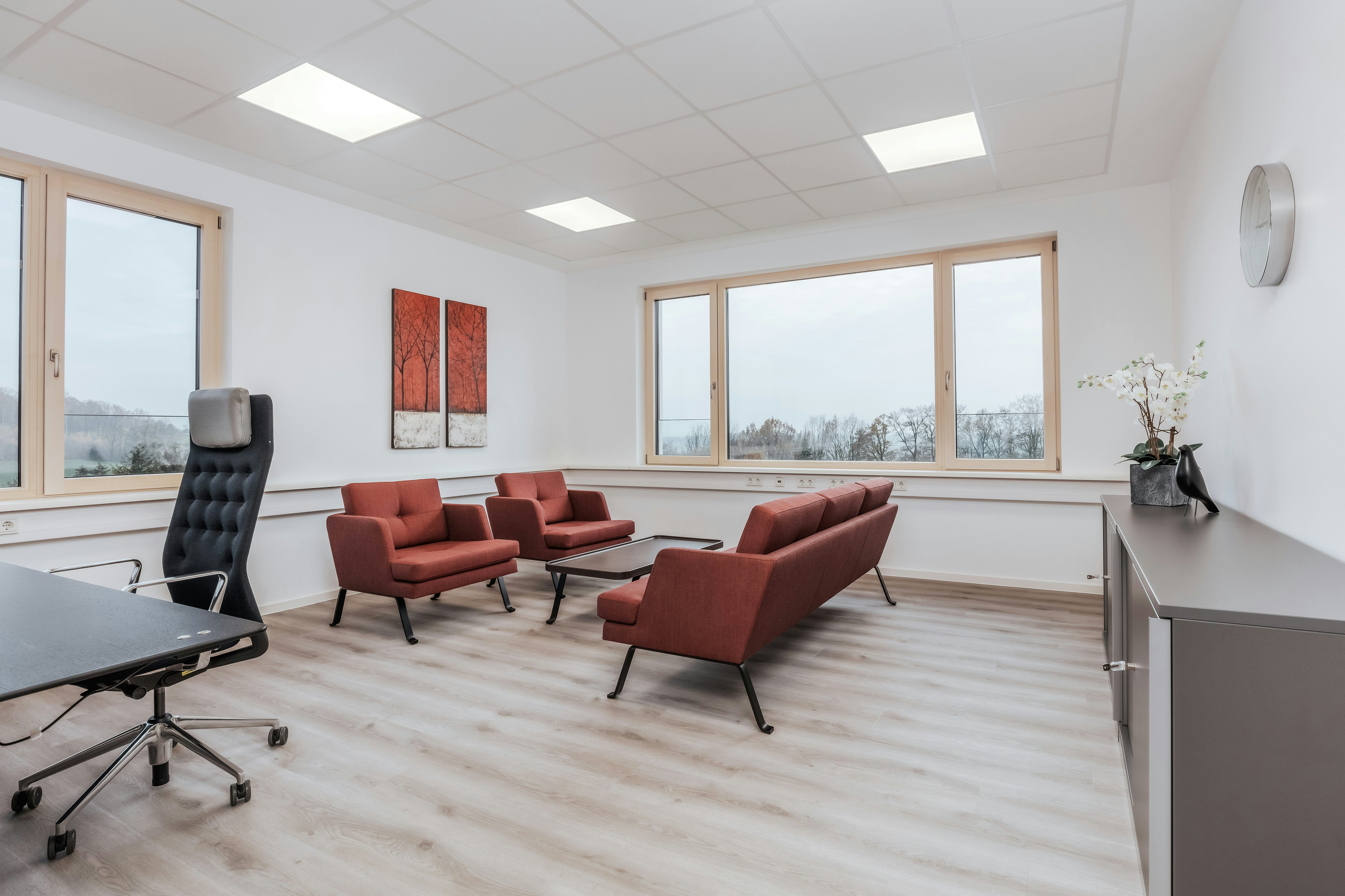 Firmengebäude InnoLas Windorf: Sitzecke mit Couch und zwei Sesseln in einem Büro