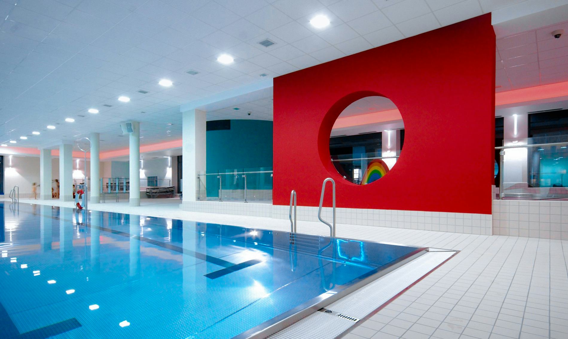 Schwimmerbecken mit roter Trennwand im Hallenbad Cham
