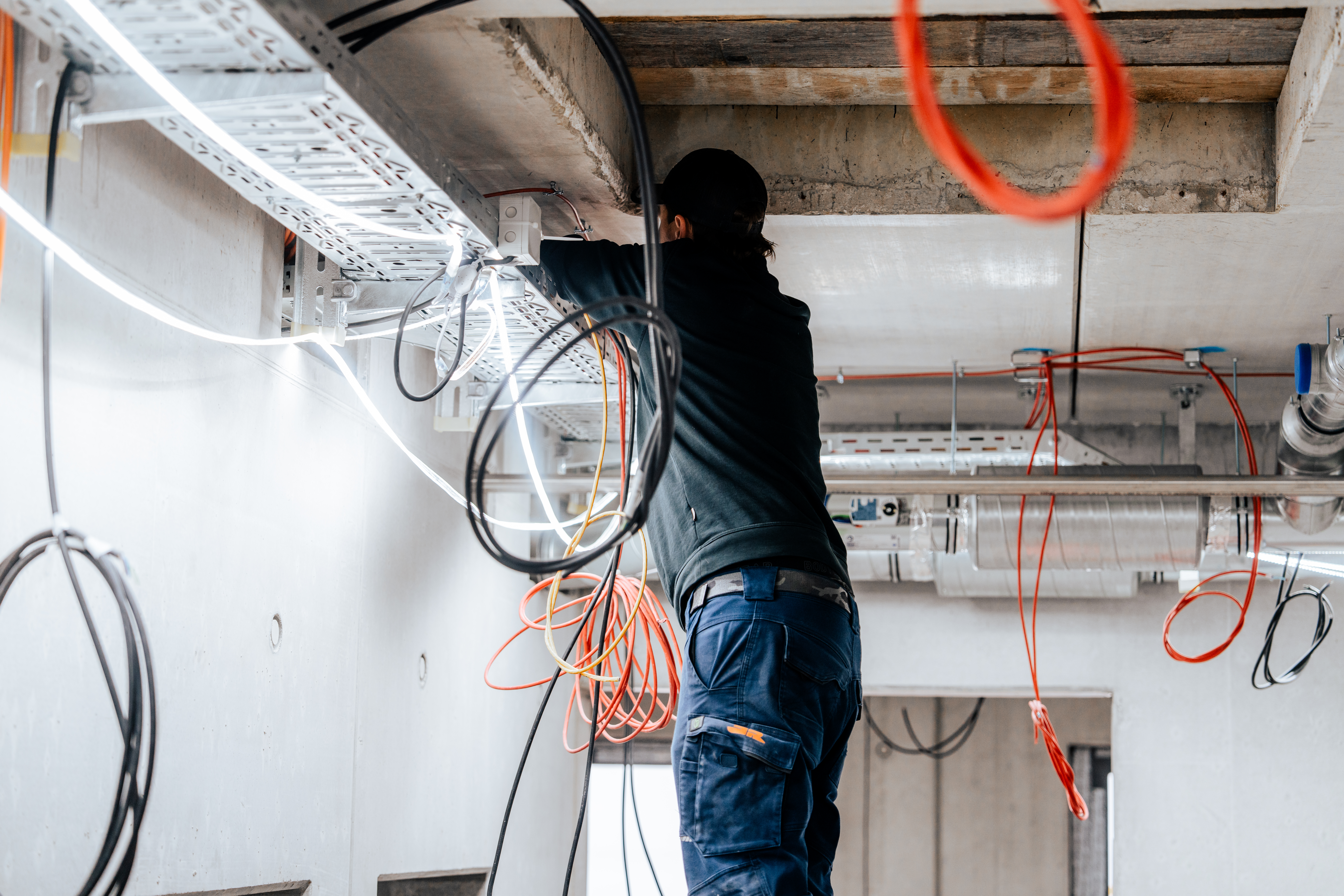 Elektriker beim Verkabeln auf der Baustelle