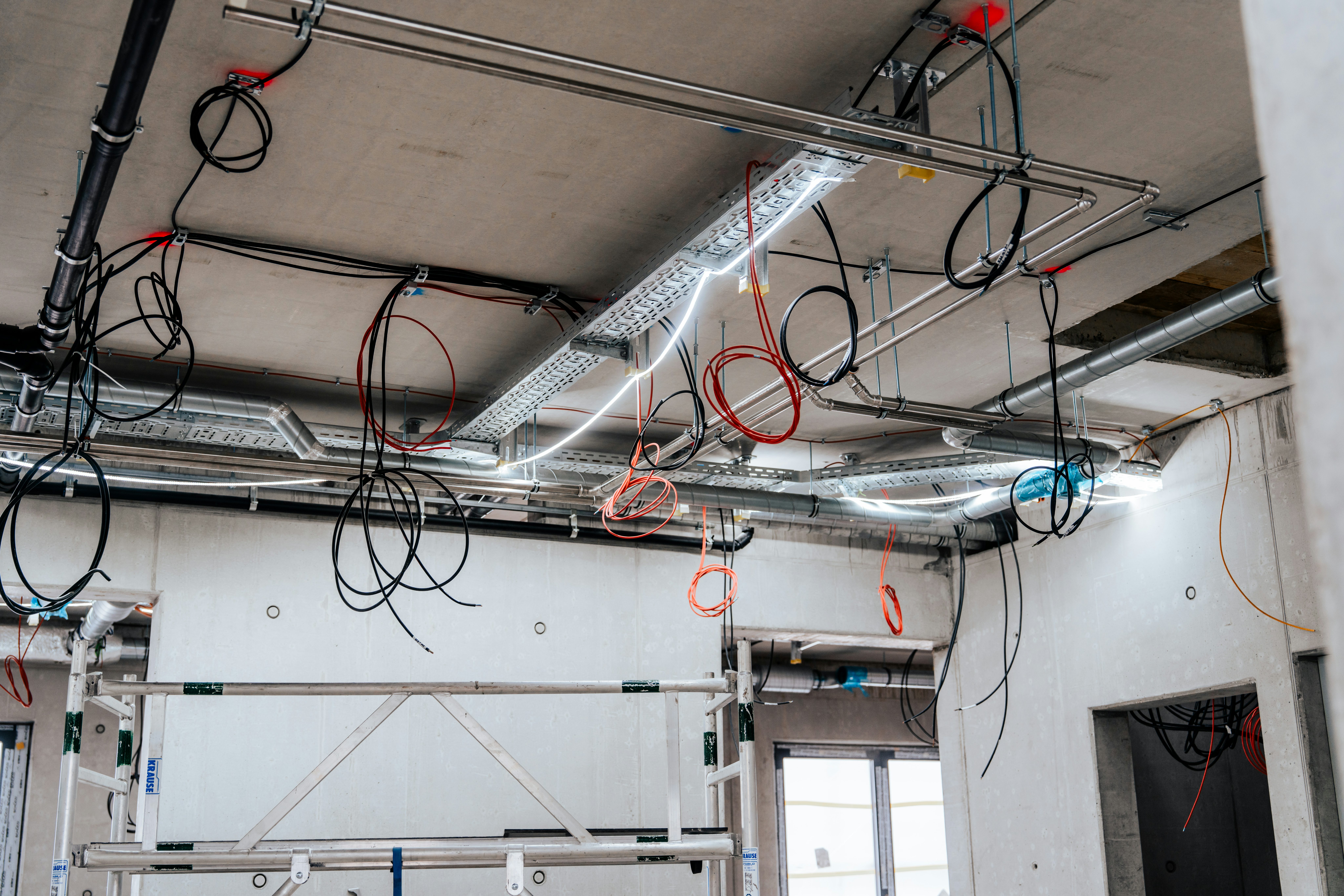 Verkabelungen im Gebäude des Qualifizierungszentrums