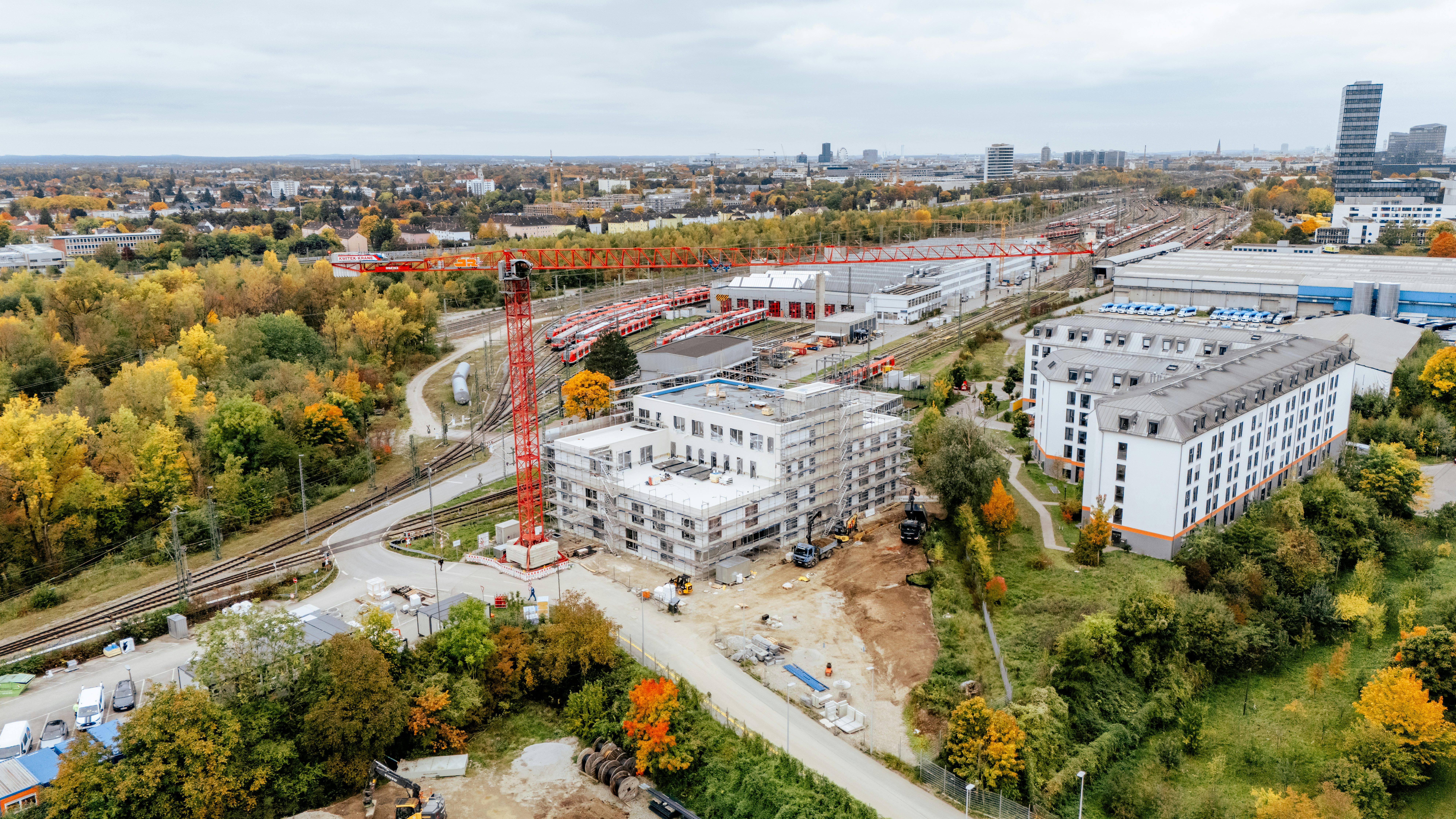 Das Baustellenareal mit dem Neubau im Fokus von oben