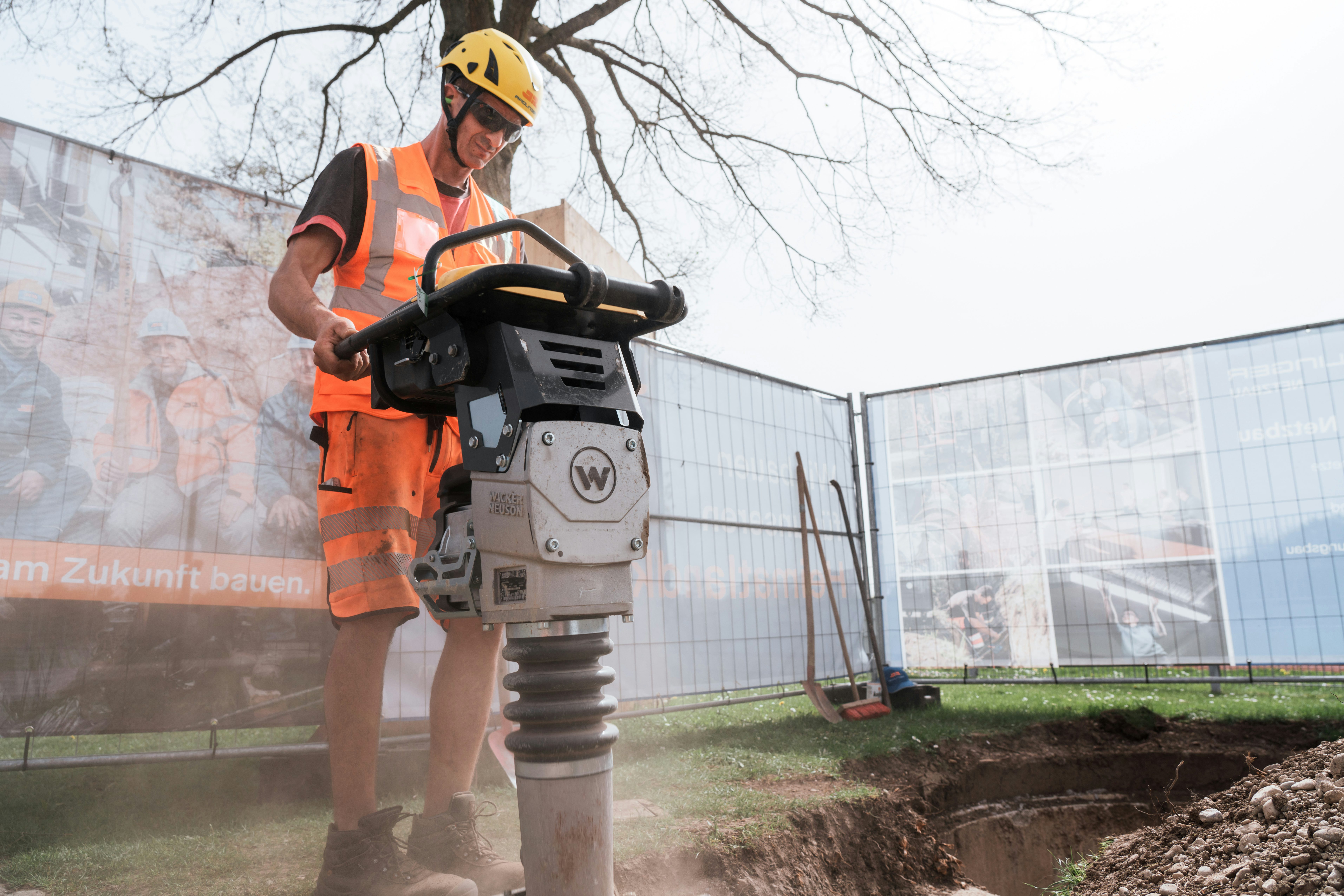 Einsatz emissionsfreier Baumaschinen am Sportzentrum Poing