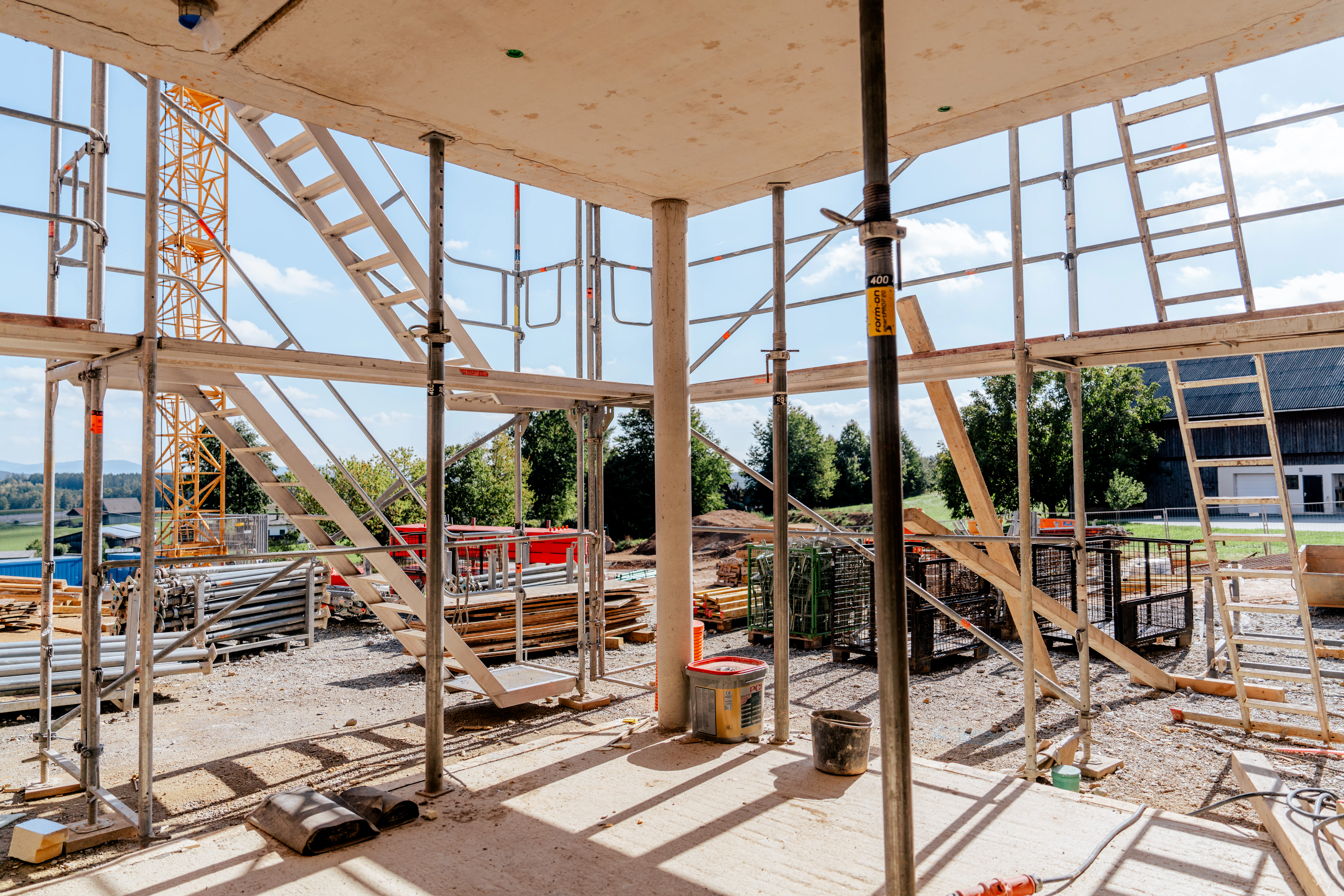 Schalungsstützen im Erdgeschoss des künftigen Pflegezentrums - im Hintergrund das Baugerüst