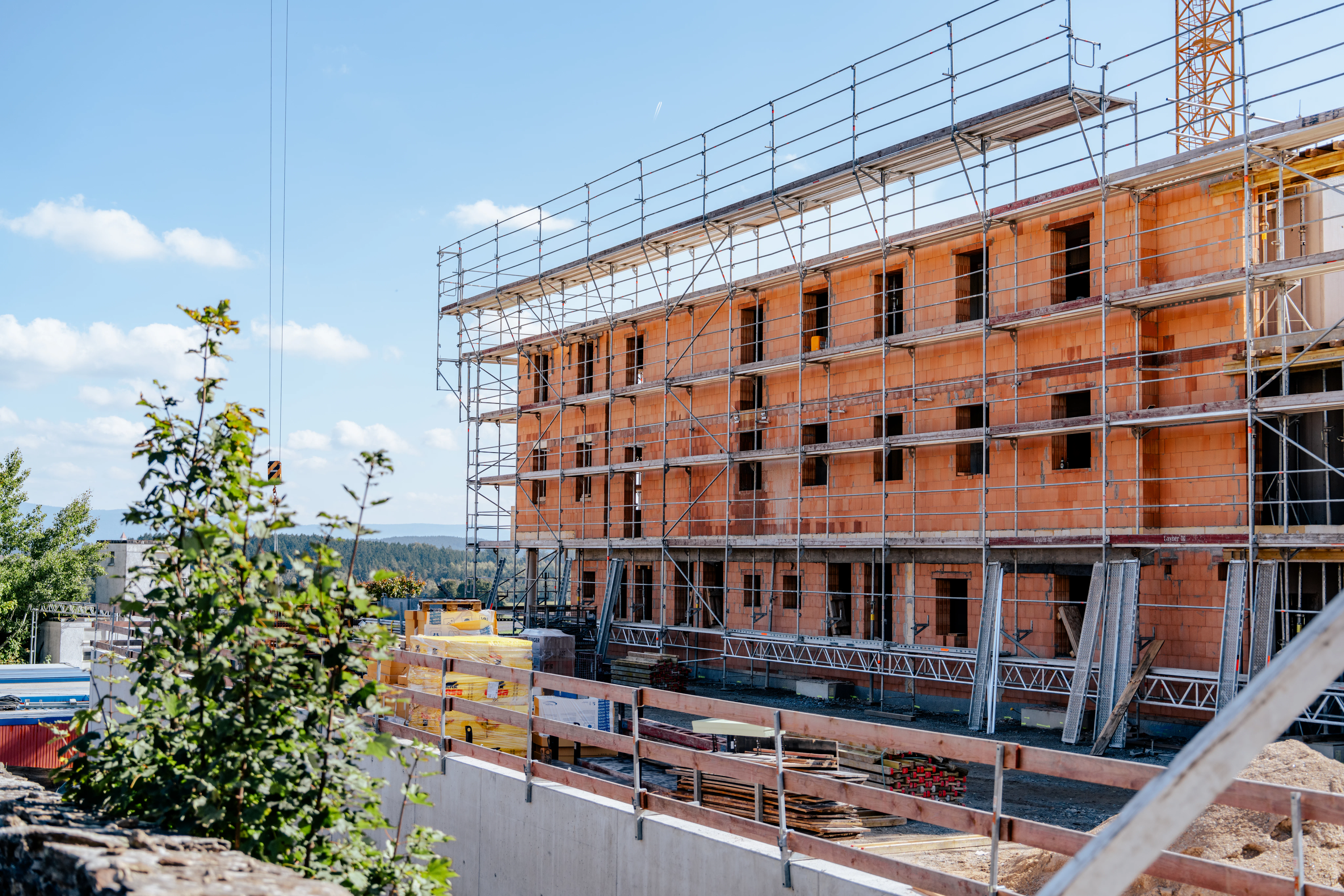 Rohbaufassade mit Baugerüst