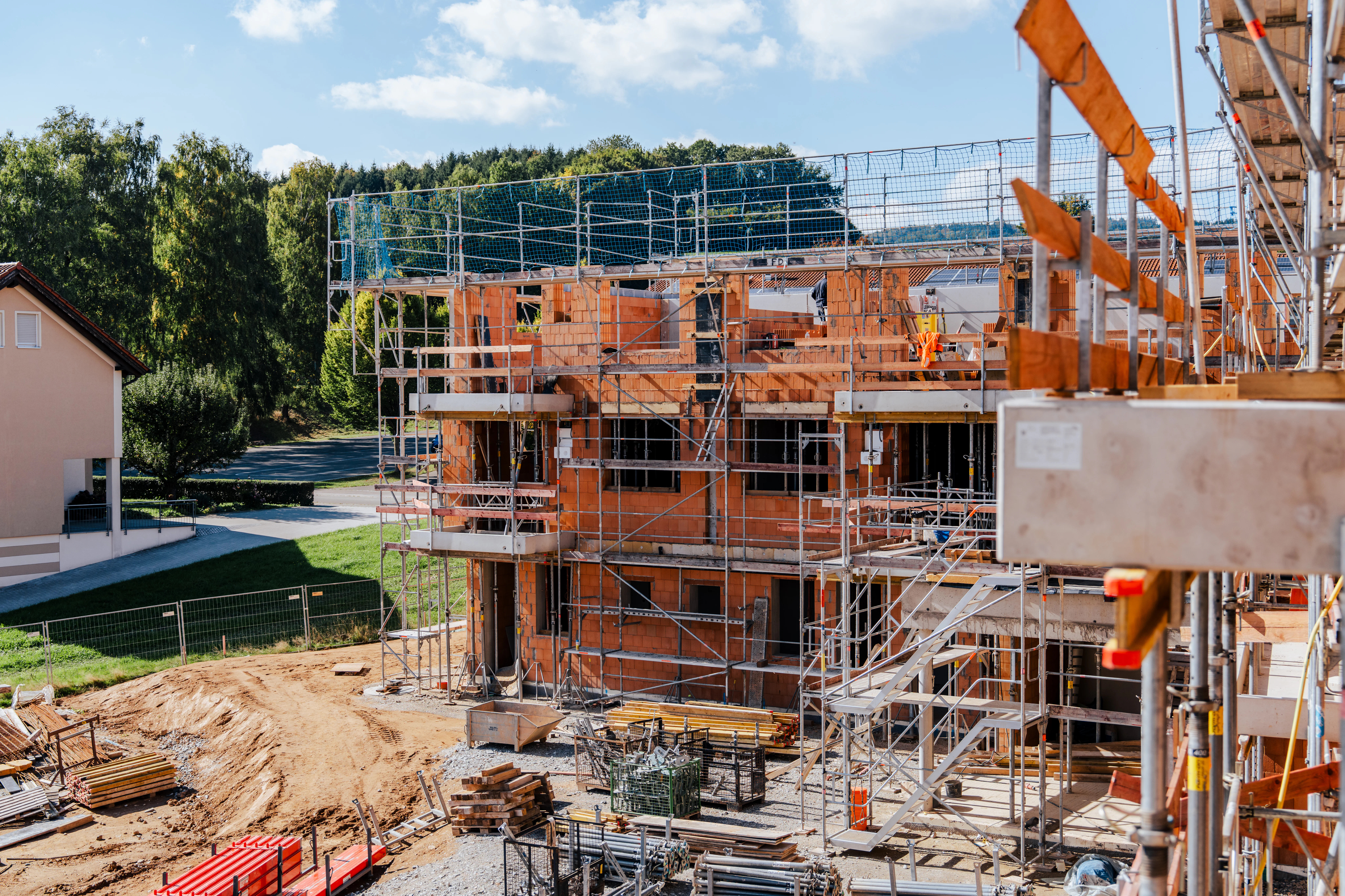 Rohbau mit Baugerüst vom oberster Stockwerk fotografiert