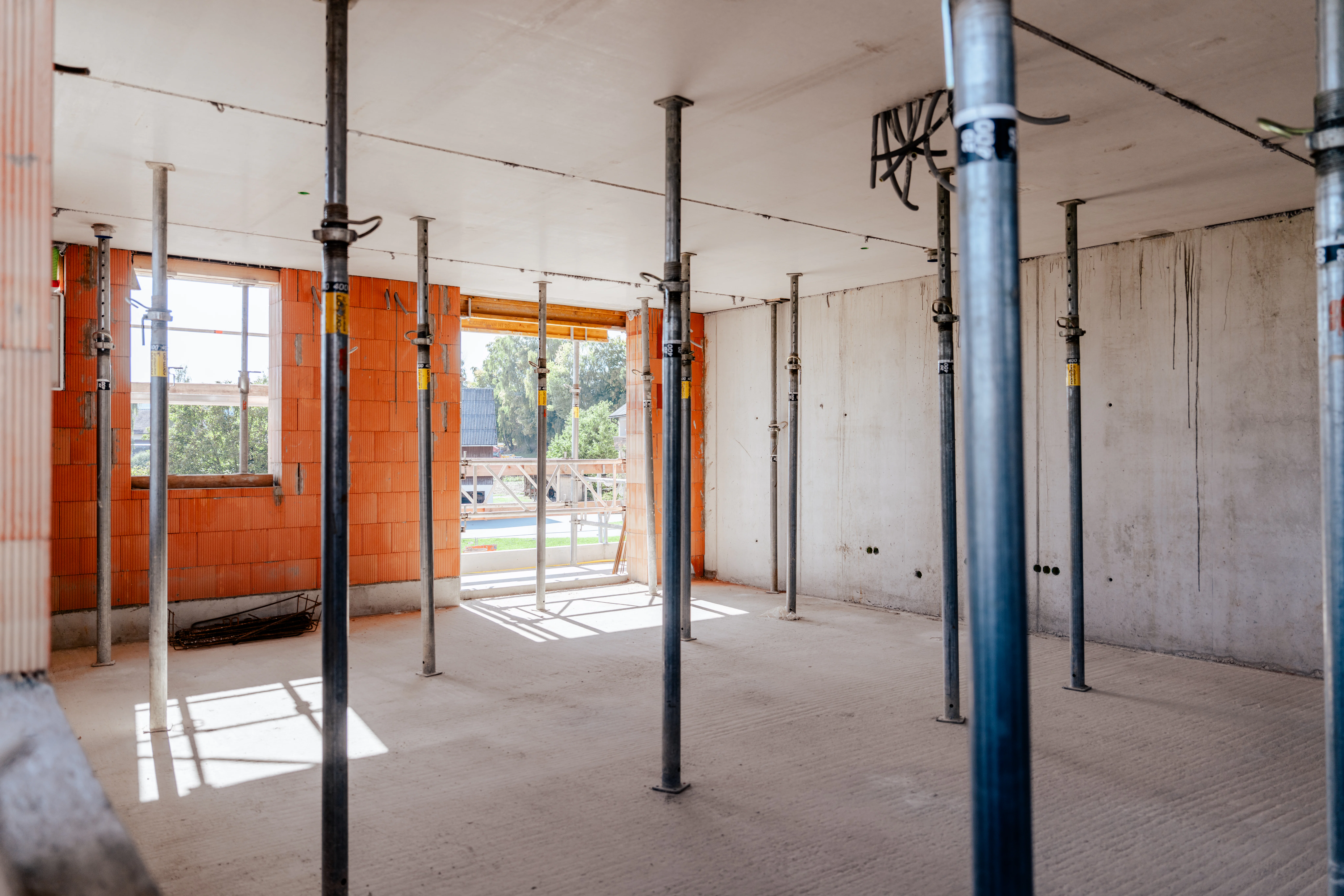 Schalungsstützen in einem Raum des Gebäudes
