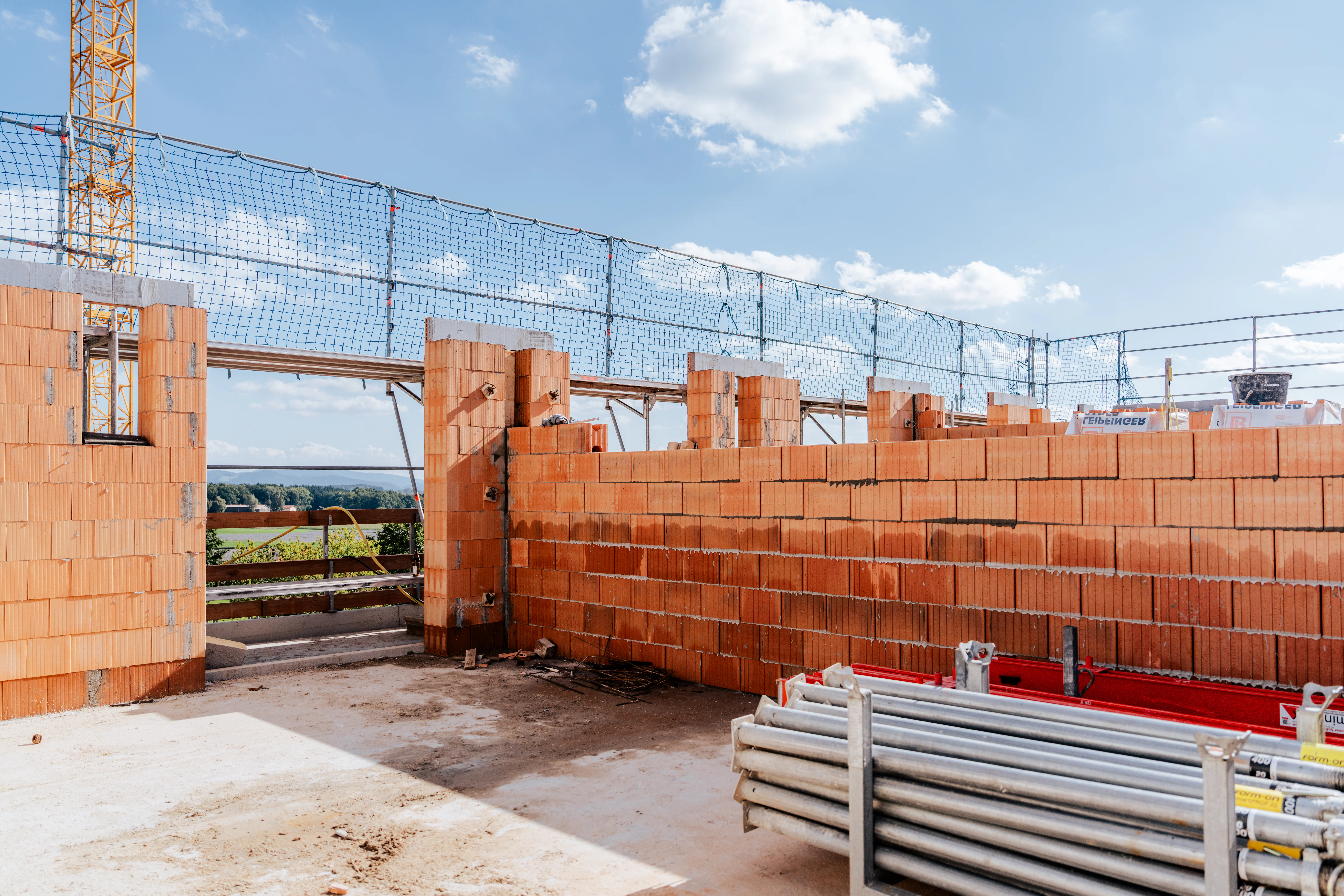 Ziegelmauer im obersten Stockwerk des Gebäudes