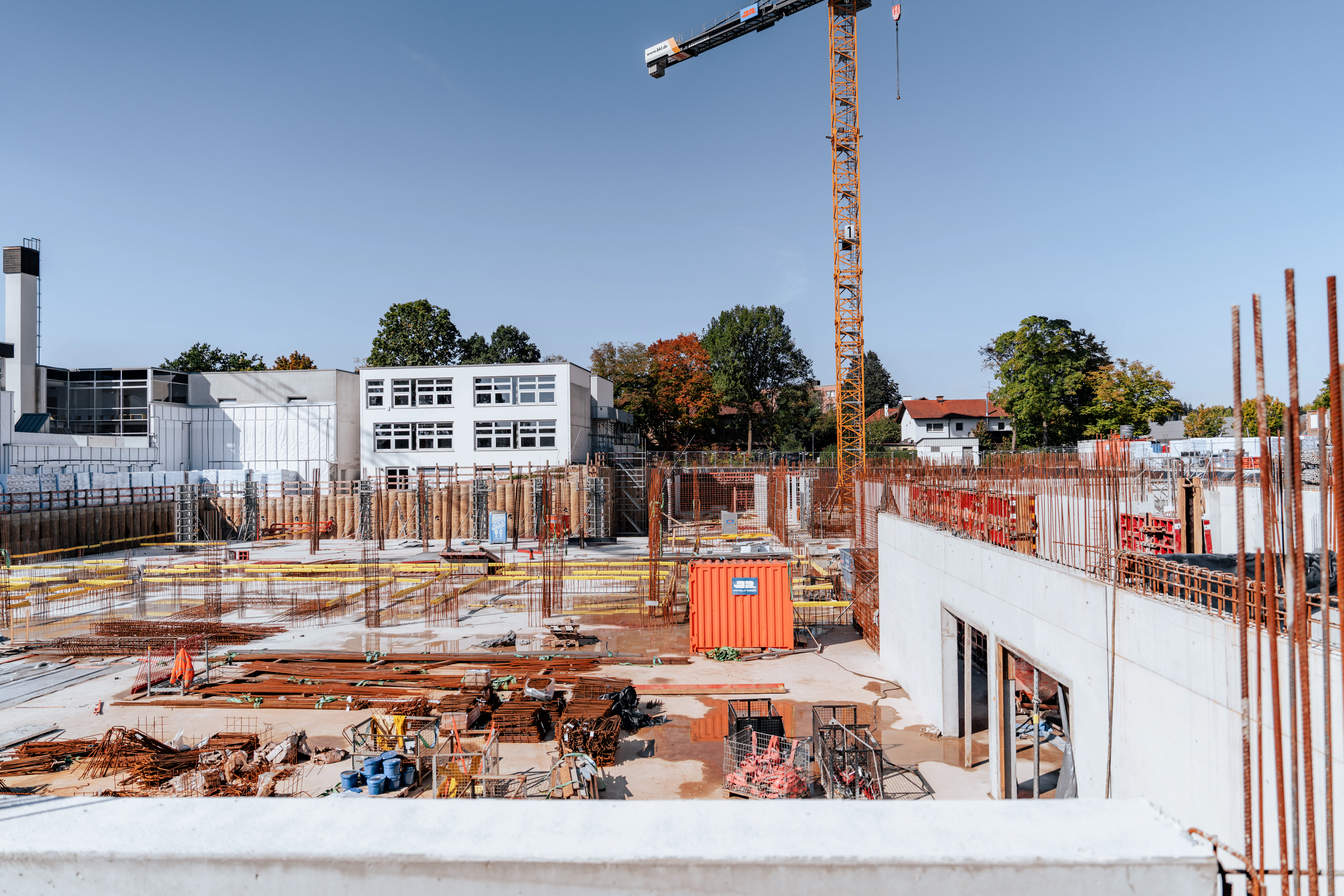 Blick auf das Baufeld mit Kran und Stahlbetonelementen