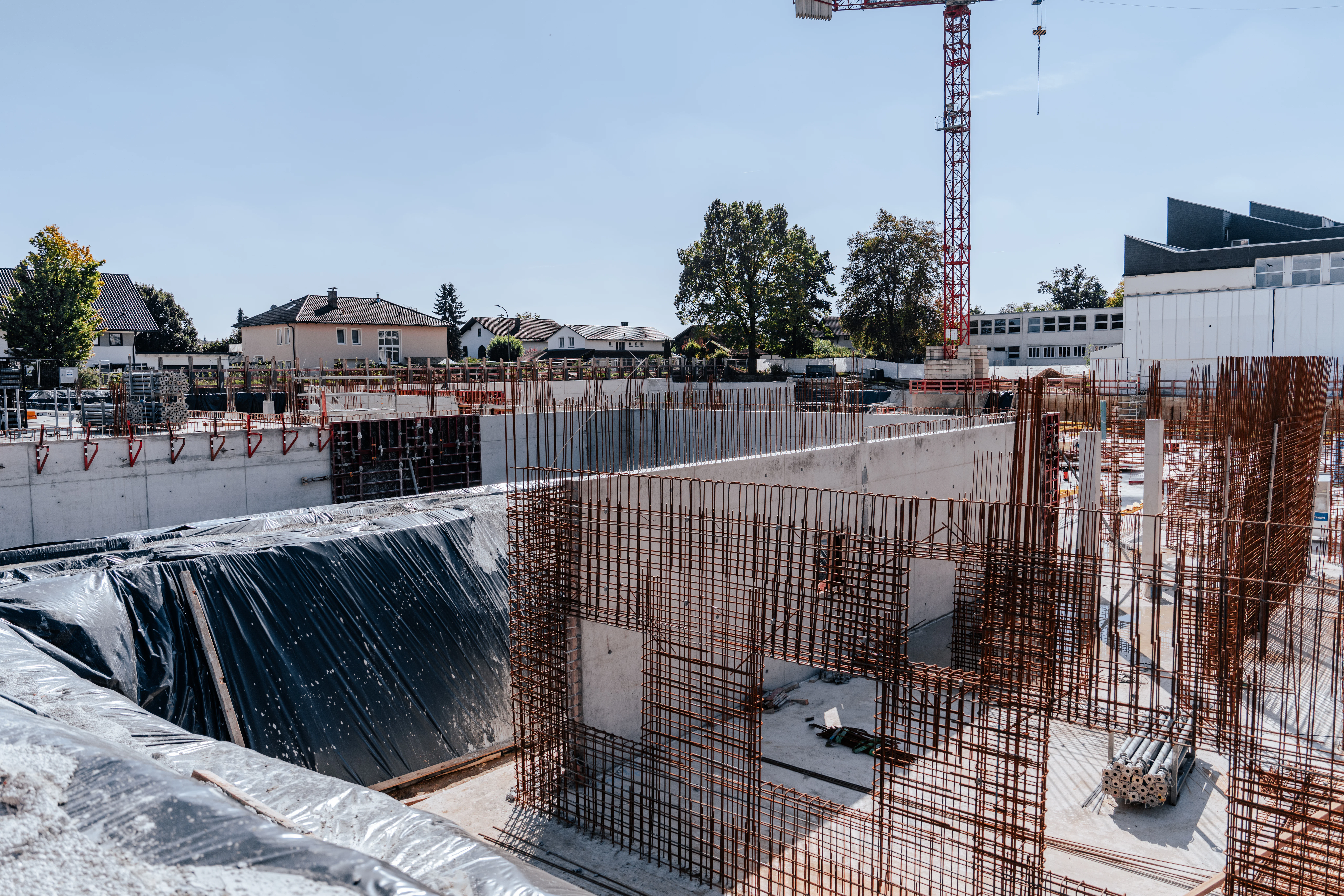 Teilfertige Wandelemente auf der Baustelle