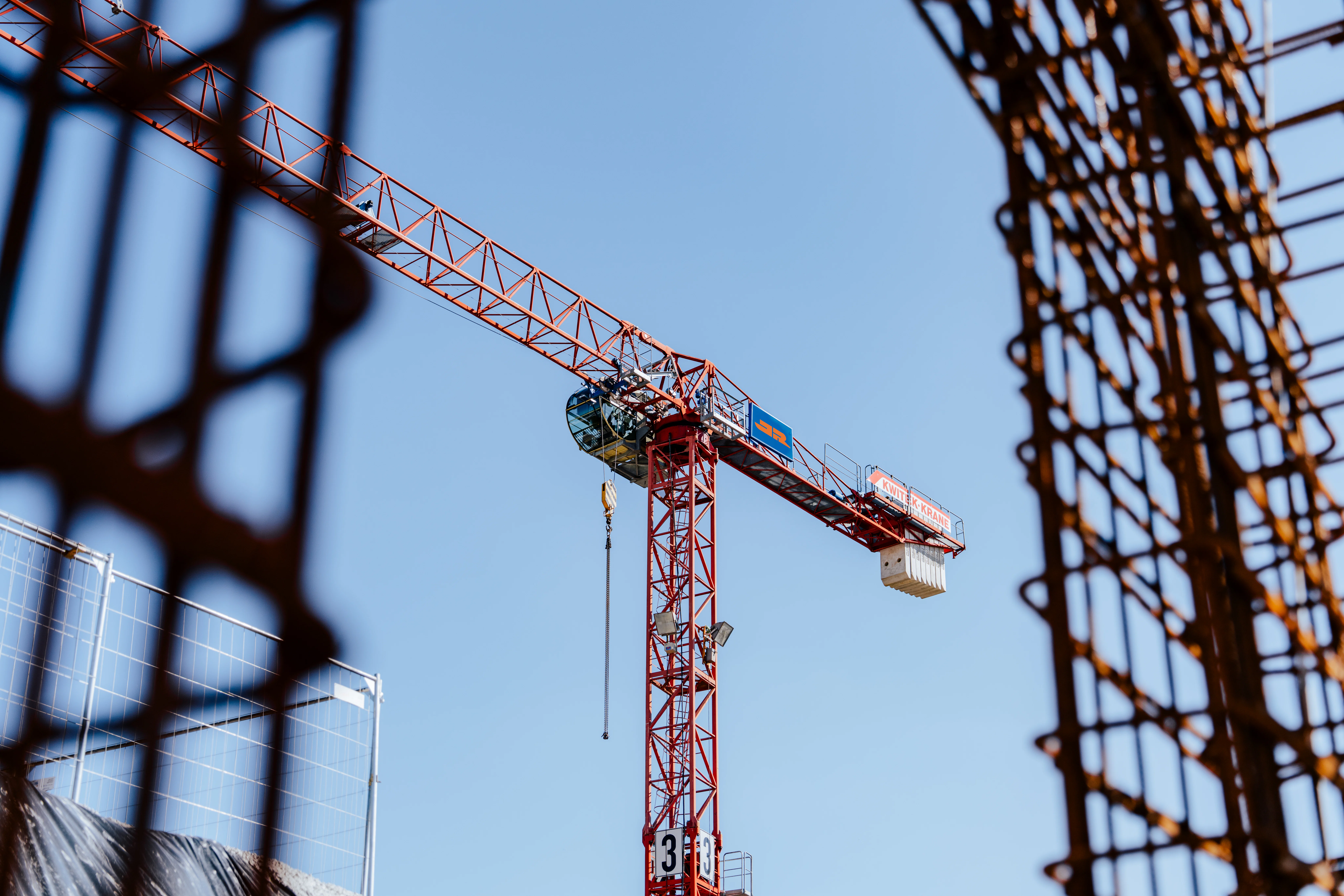 Blick von unten auf den Baukran