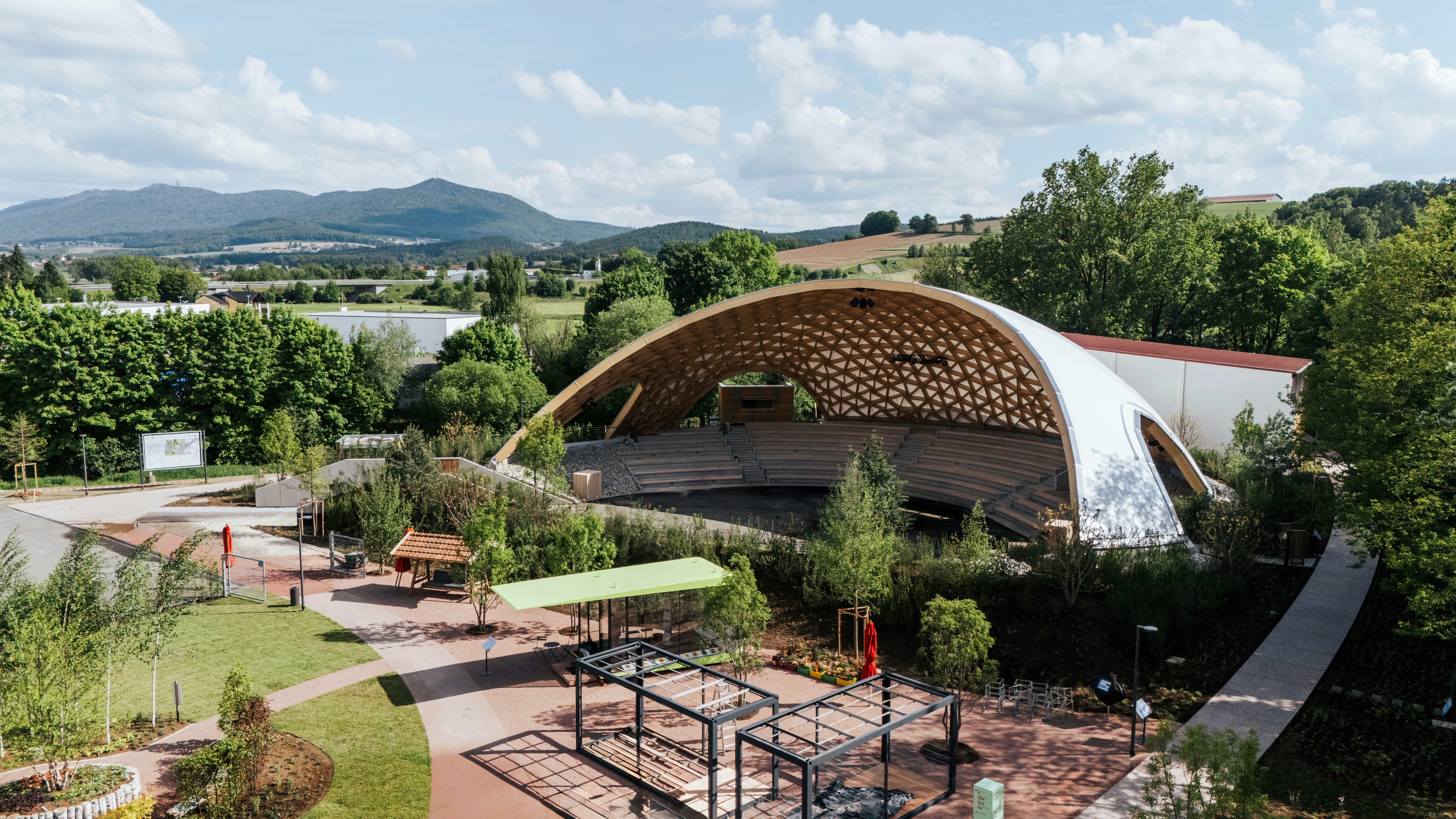Blick auf die Parkarena mit Tribüre der Landesgartenschau Futh im Wald