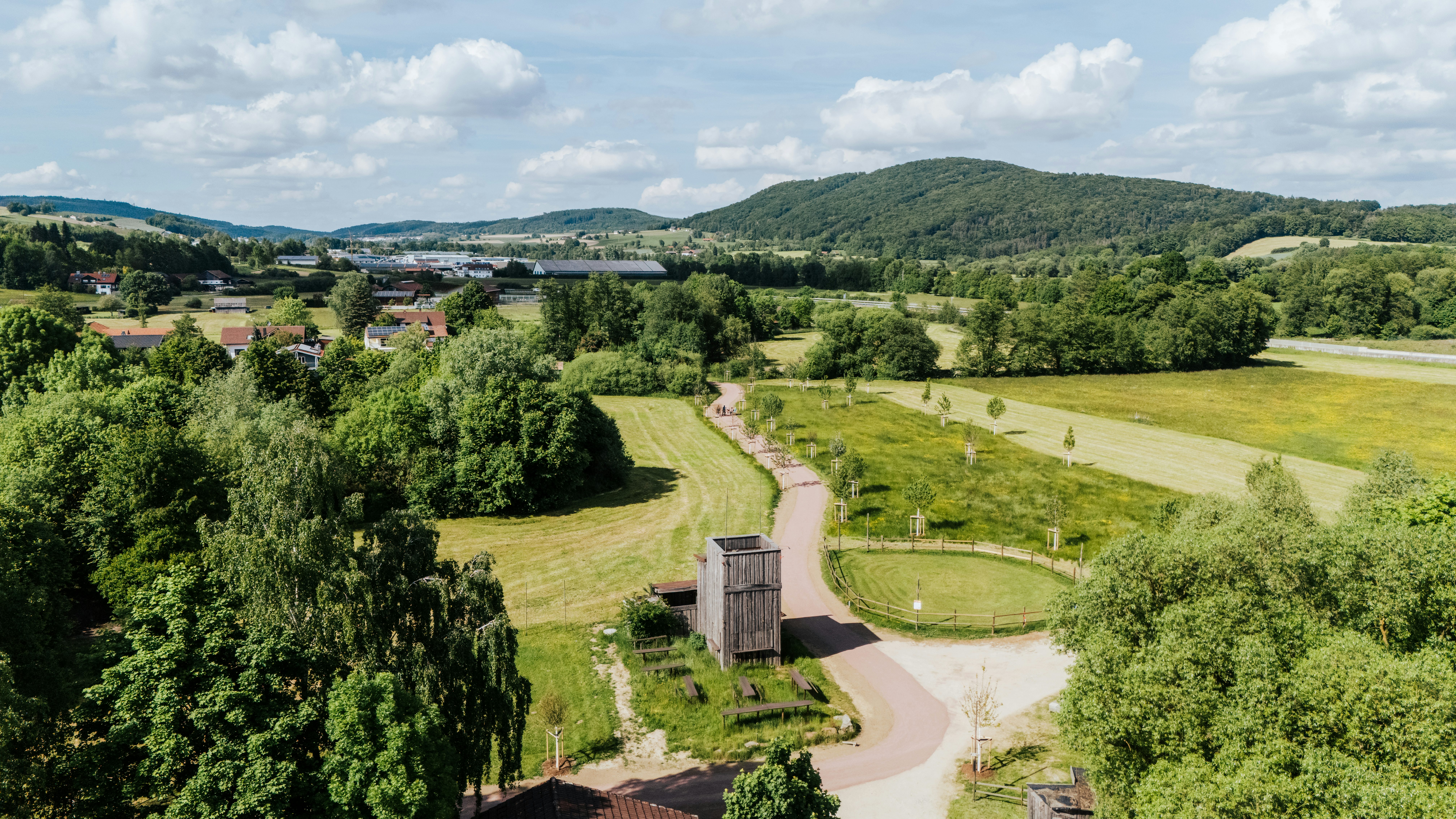 Grünanlage mit Panoramablick auf die Landschaft