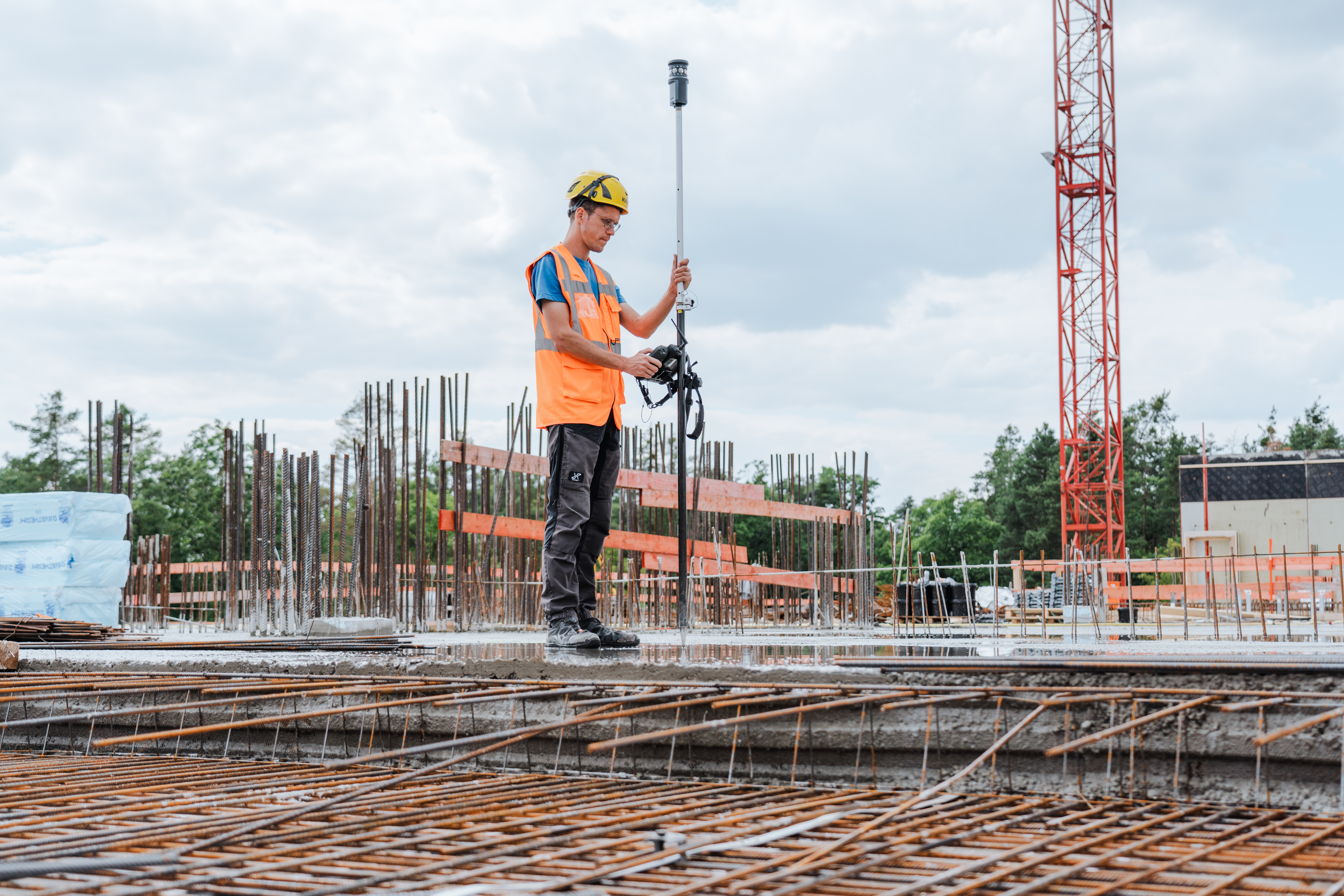 Neubau Kinderklinikum Nürnberg: JR Mitarbeiter bei der Vermessung im Zuge der Rohbauarbeiten