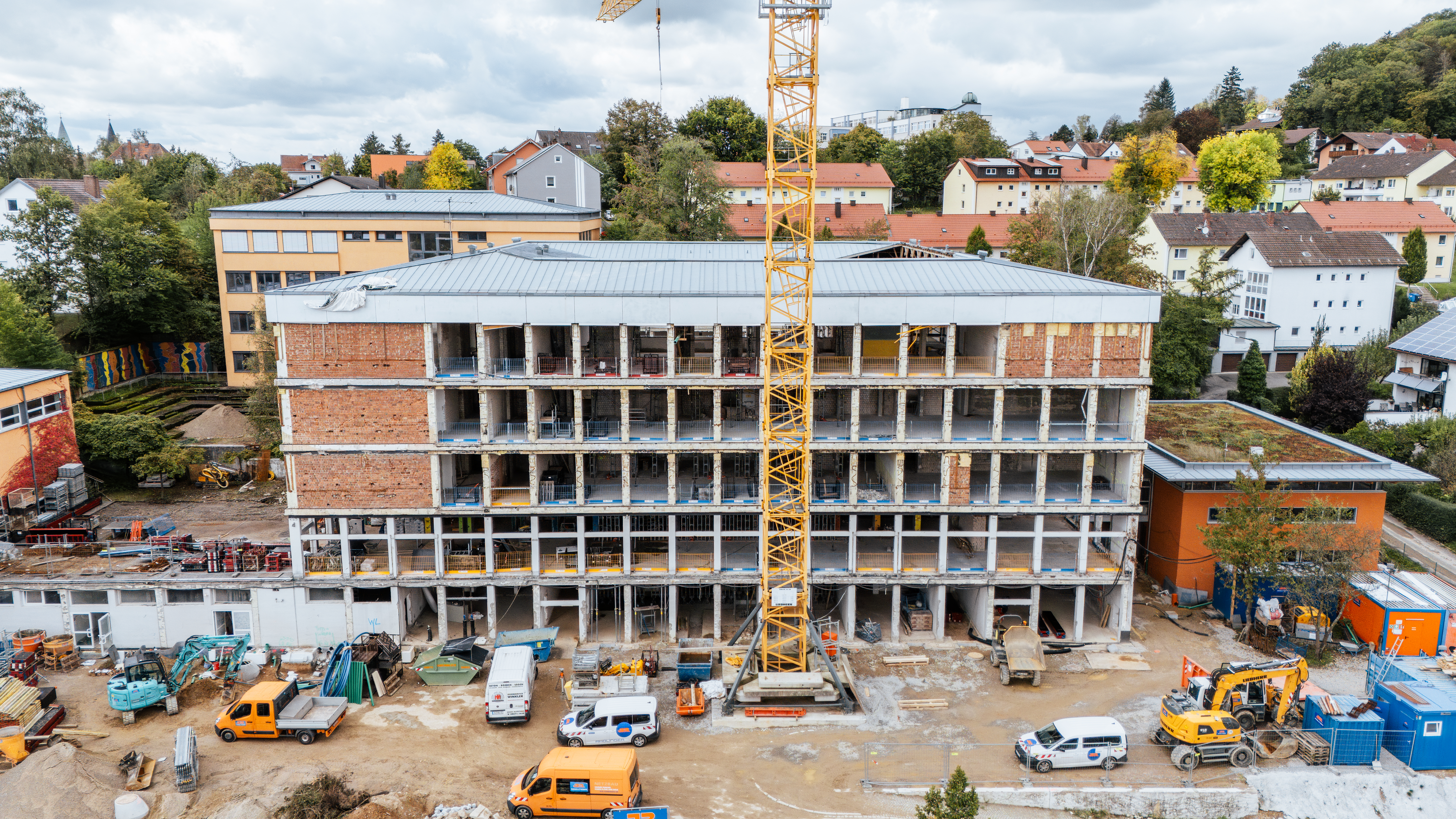 Außenansicht der Front des entkernten Gymnasiums