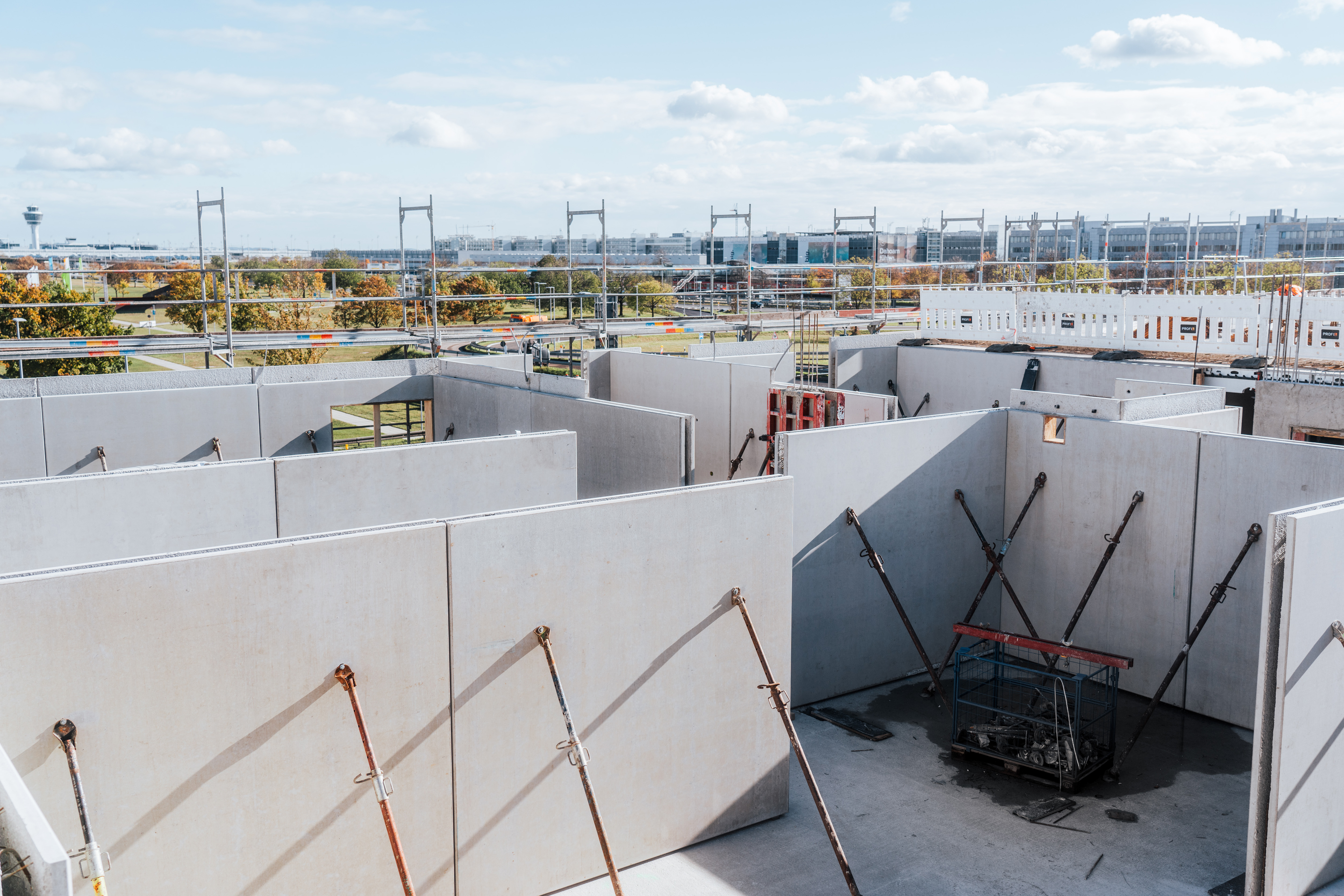 Die Betonfertigteile der Wände werden nach und nach aufgestellt