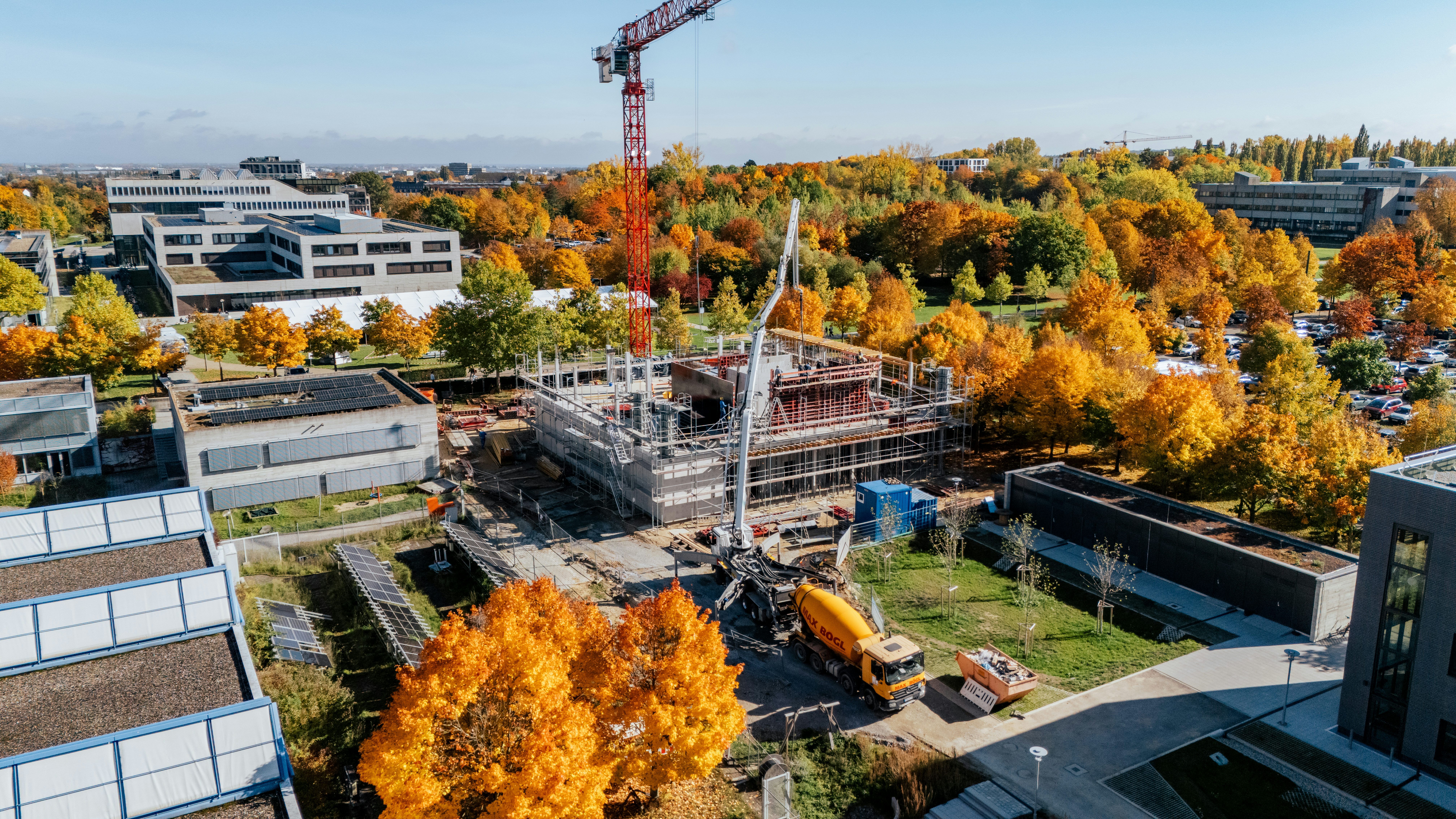 Luftaufnahme im Herbst vom Neubau des Johannes Kepler Building an der OTH Regensburg