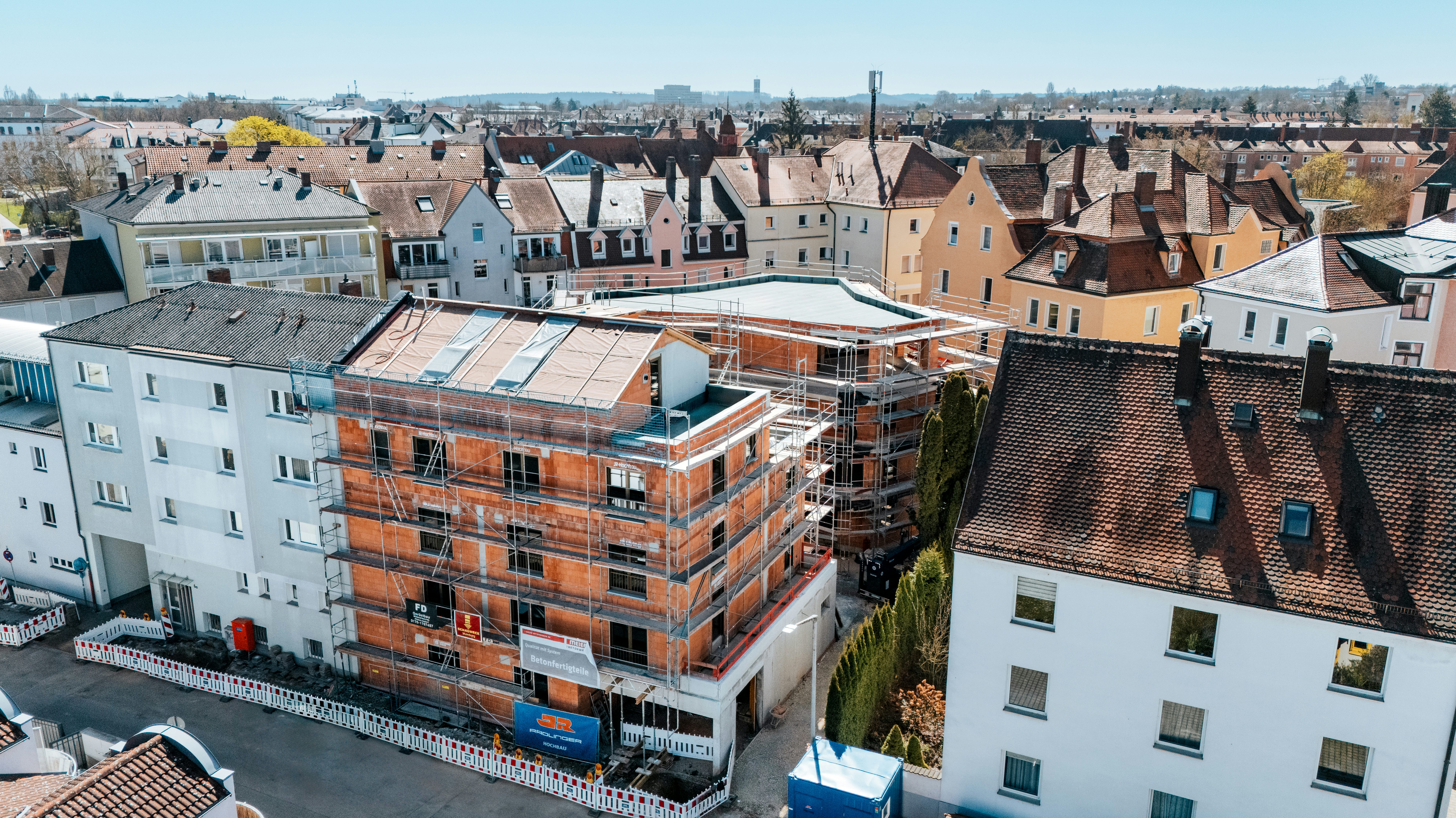 Baufortschritt Neubau-Wohnanlage Sternhof Regensburg: Außenansicht Rohbau Haus A und Haus B, Stand April 2025