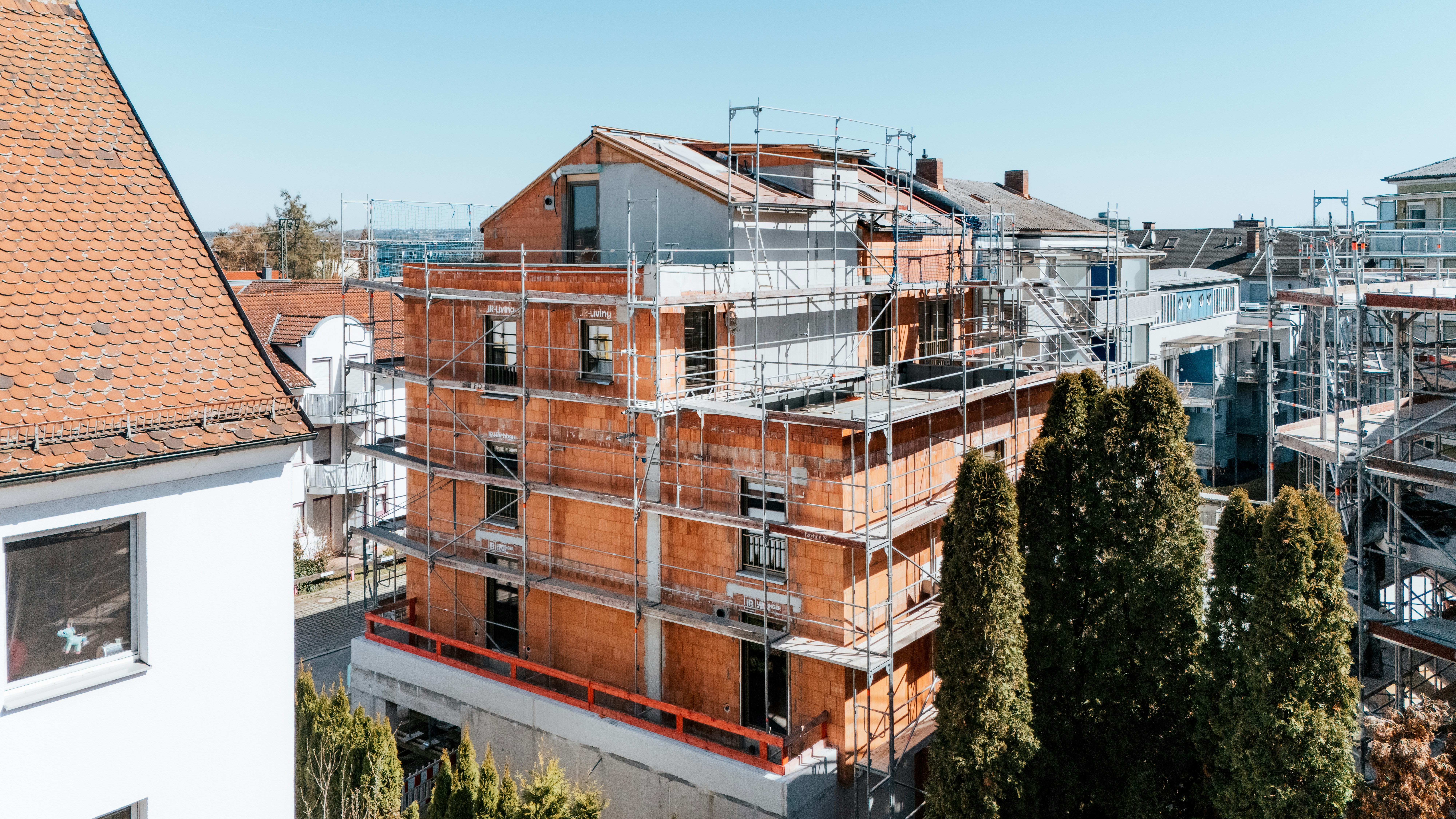 Baufortschritt Neubau-Wohnanlage Sternhof Regensburg: Außenansicht Rohbau Haus B mit Dach, Stand April 2025