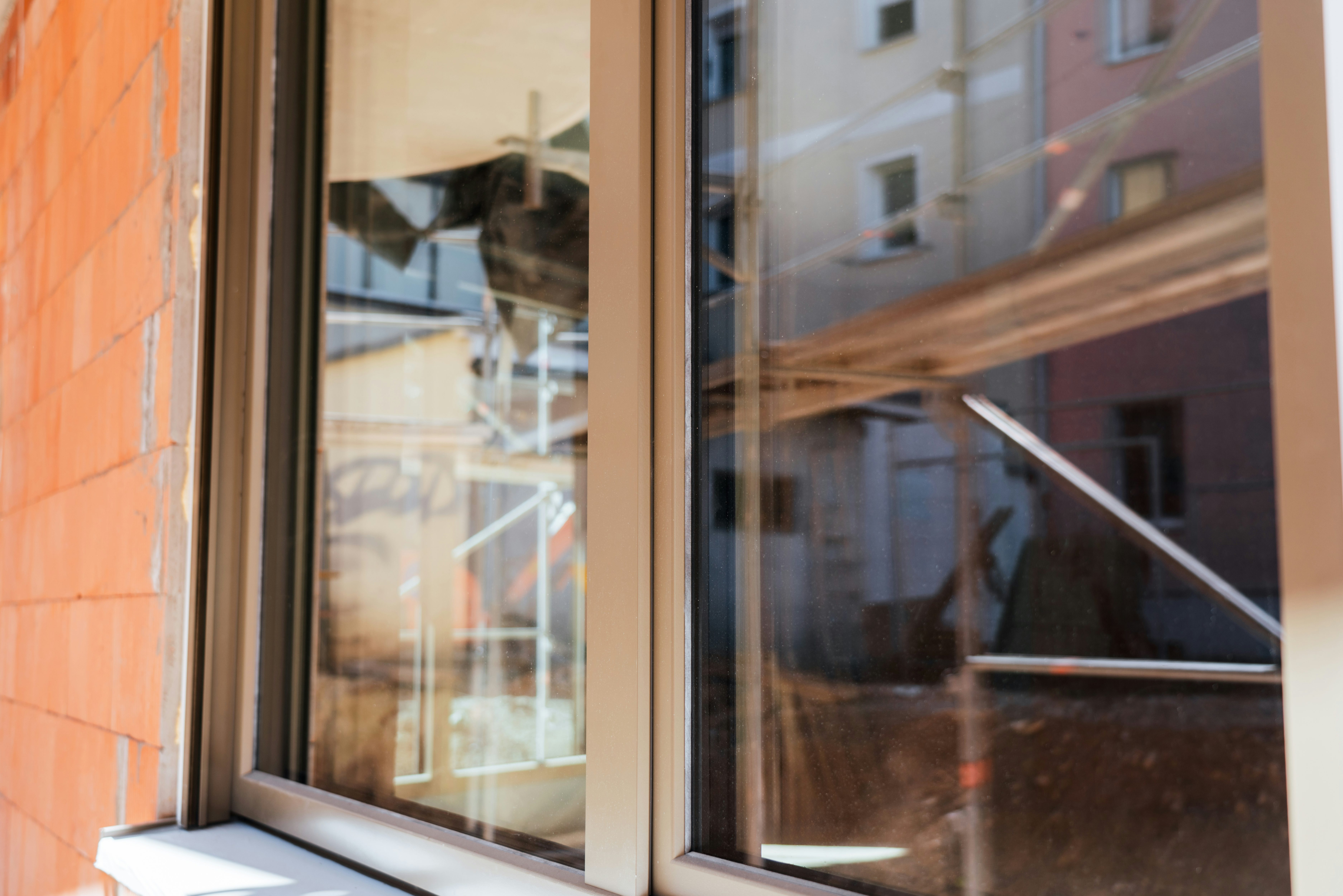 Baufortschritt Neubau-Wohnanlage Sternhof Regensburg: Detailaufnahme Holz-Alu-Fenster