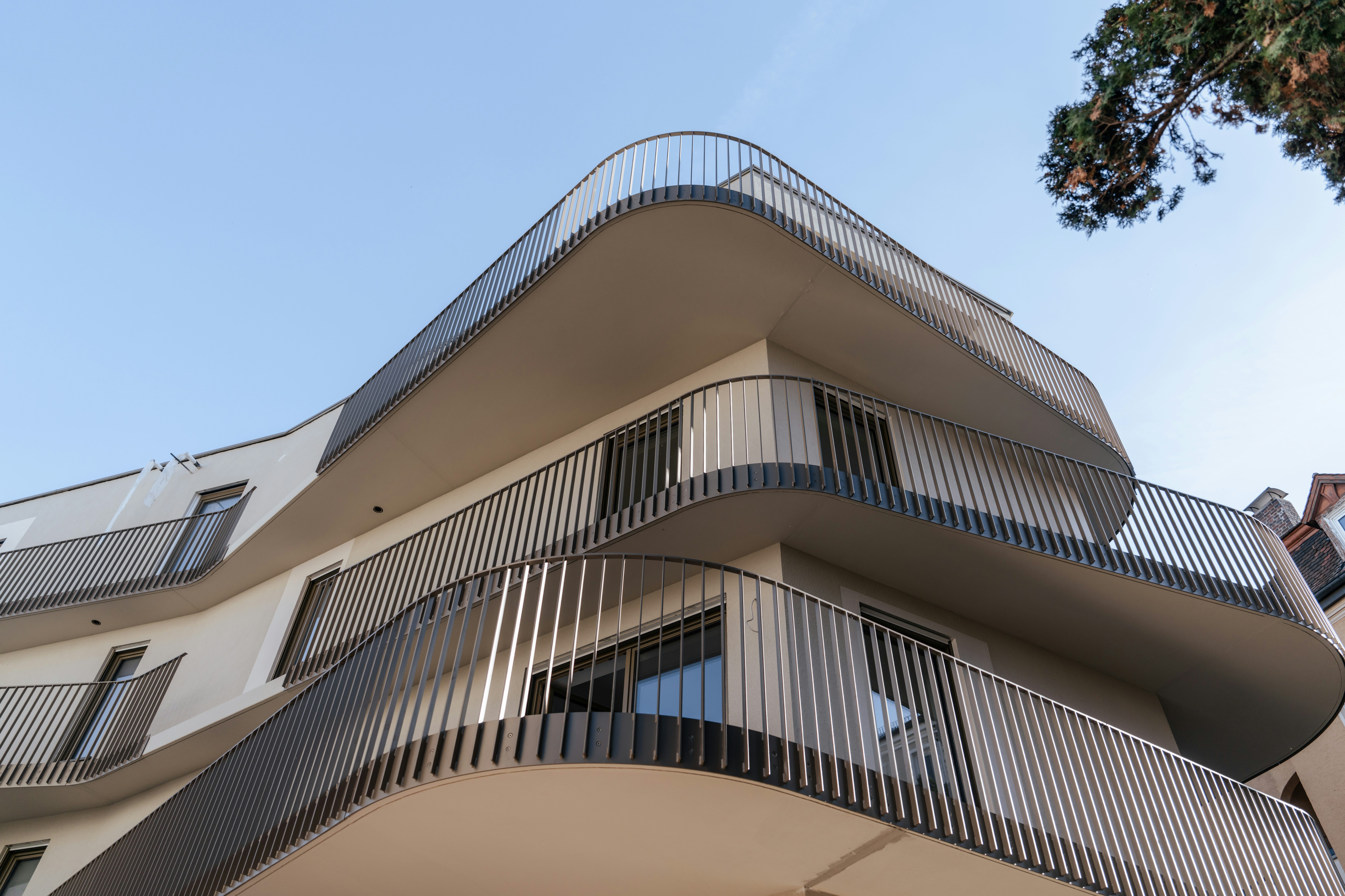 Wohnanlage Sternhof Regensburg: Fassade von Haus A mit den umlaufenden Balkonen